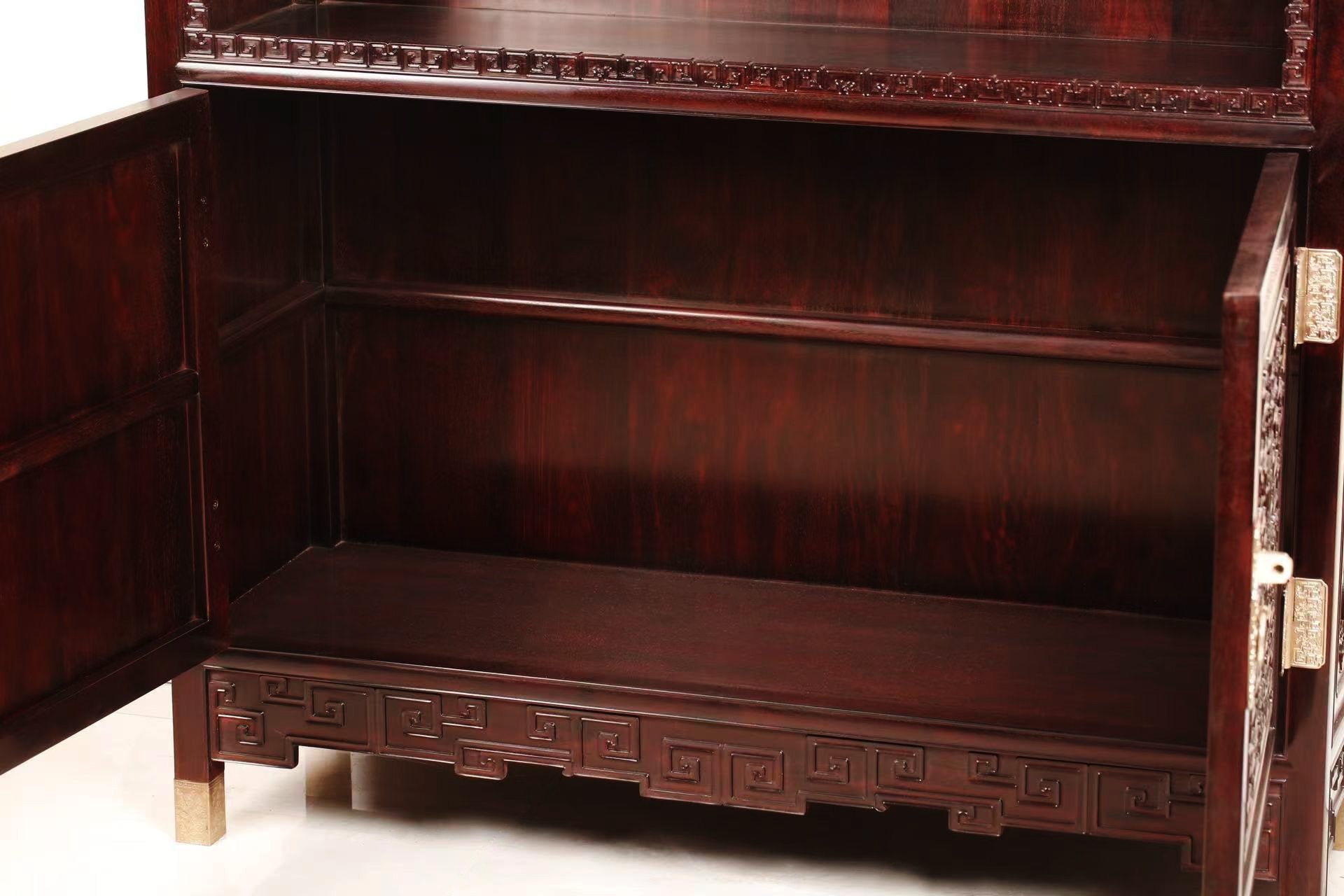 Bookcase with dragon/passionflower pattern and rim