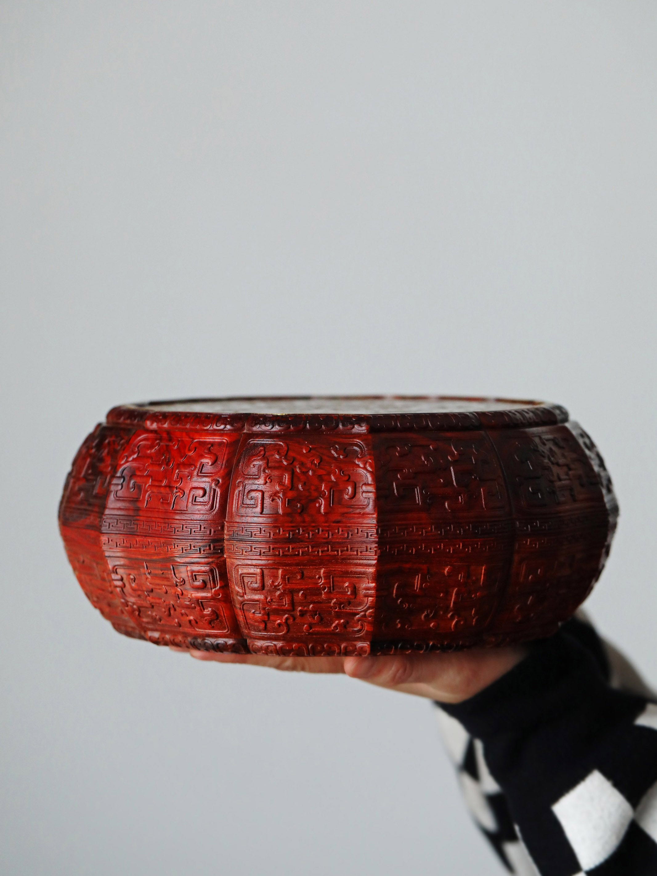 Small-leaf sandalwood twelve-cornered fruit box with gilt decoration of the Eight Immortals and a sunflower-shaped rim.