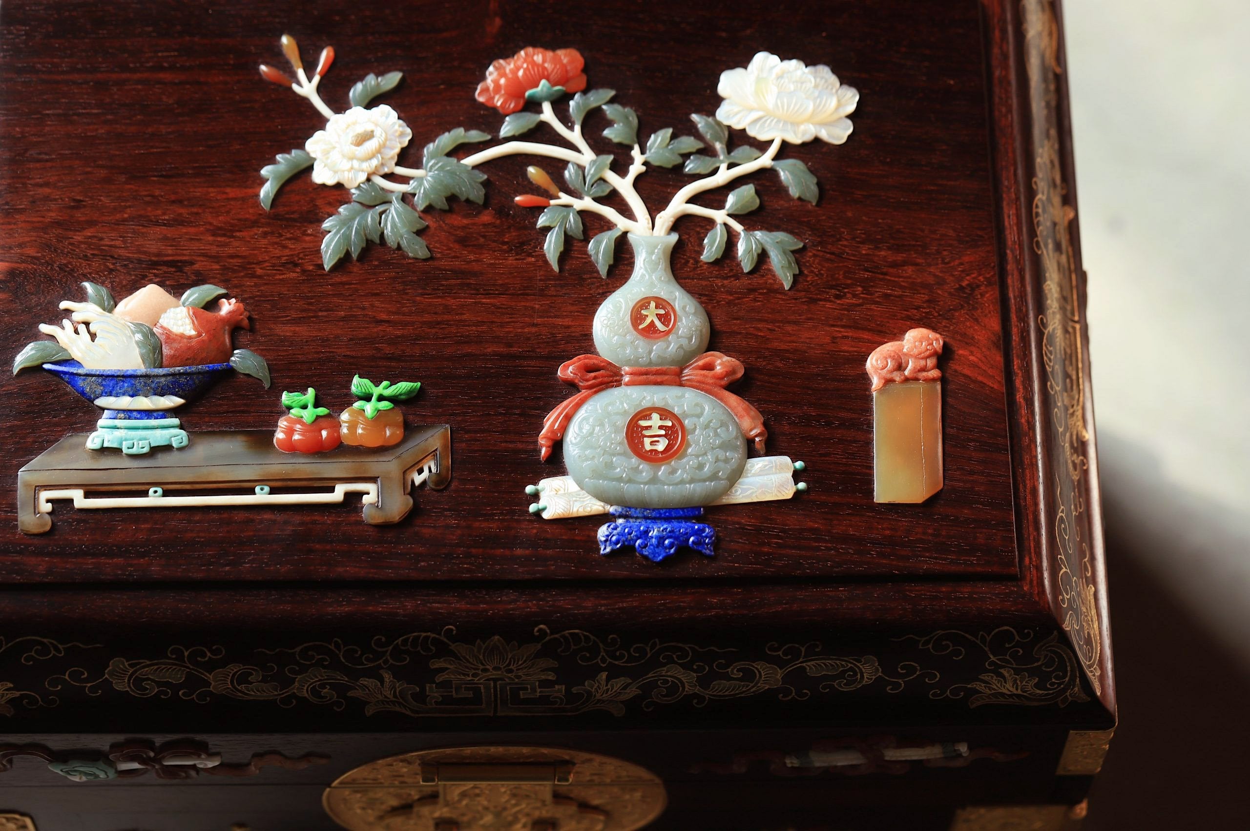 Small-leaf sandalwood inlaid treasure box, symbolizing wealth and peace.