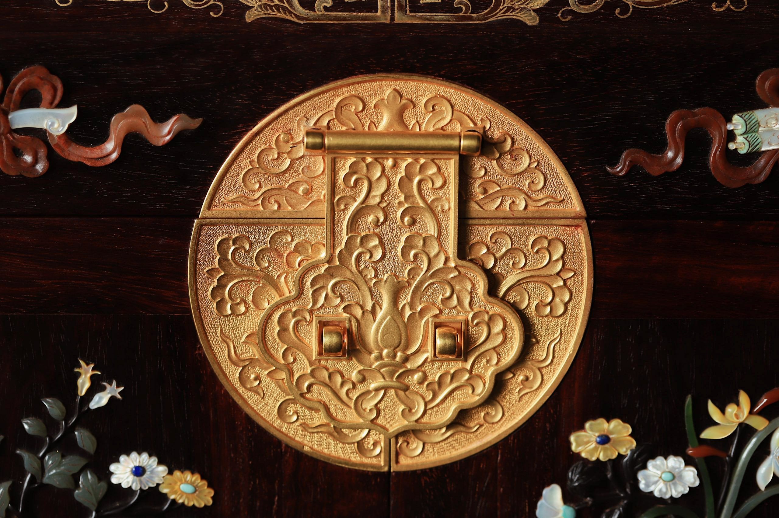 Small-leaf sandalwood inlaid treasure box, symbolizing wealth and peace.