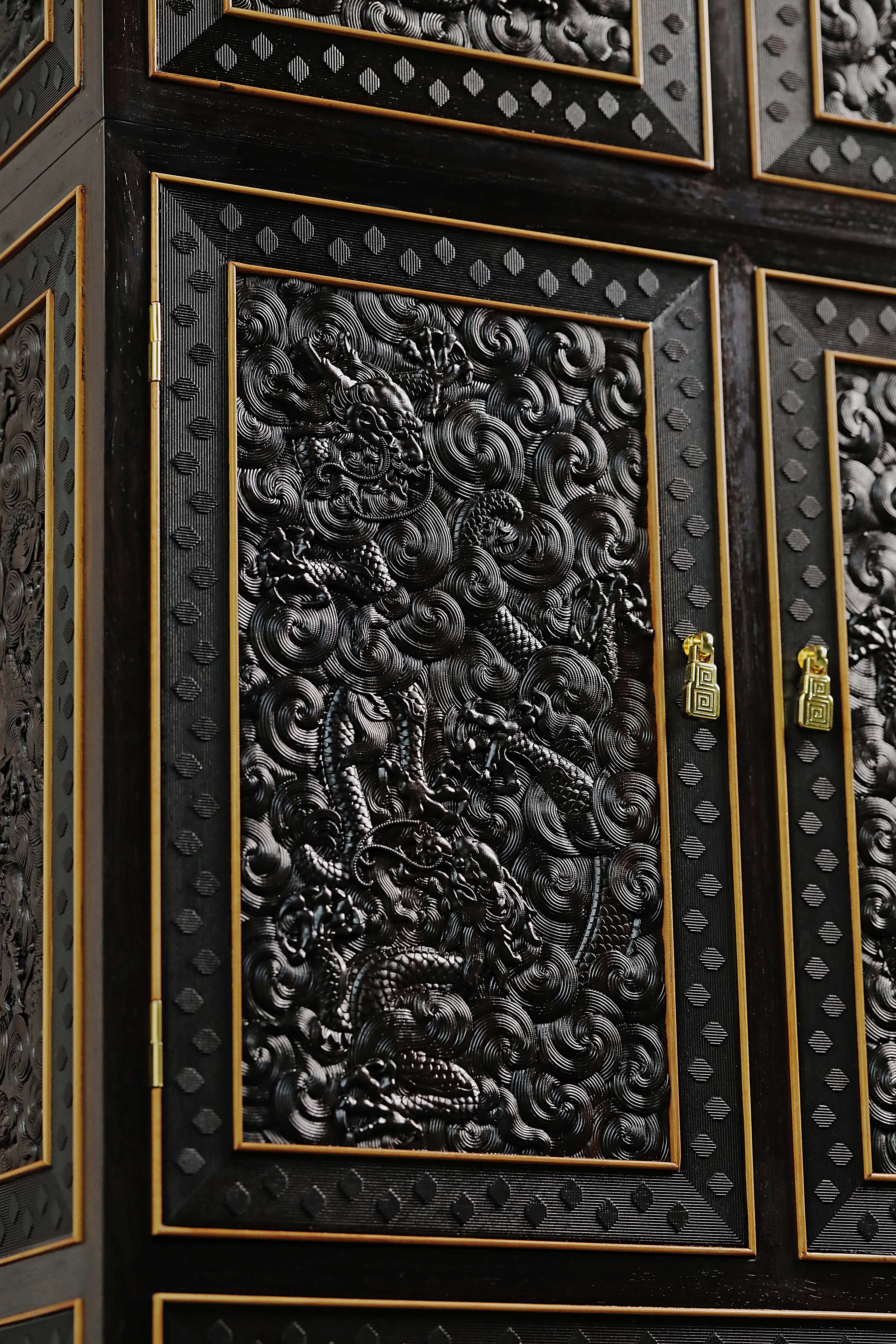 Purple sandalwood table cabinet inlaid with boxwood cloud and dragon patterns