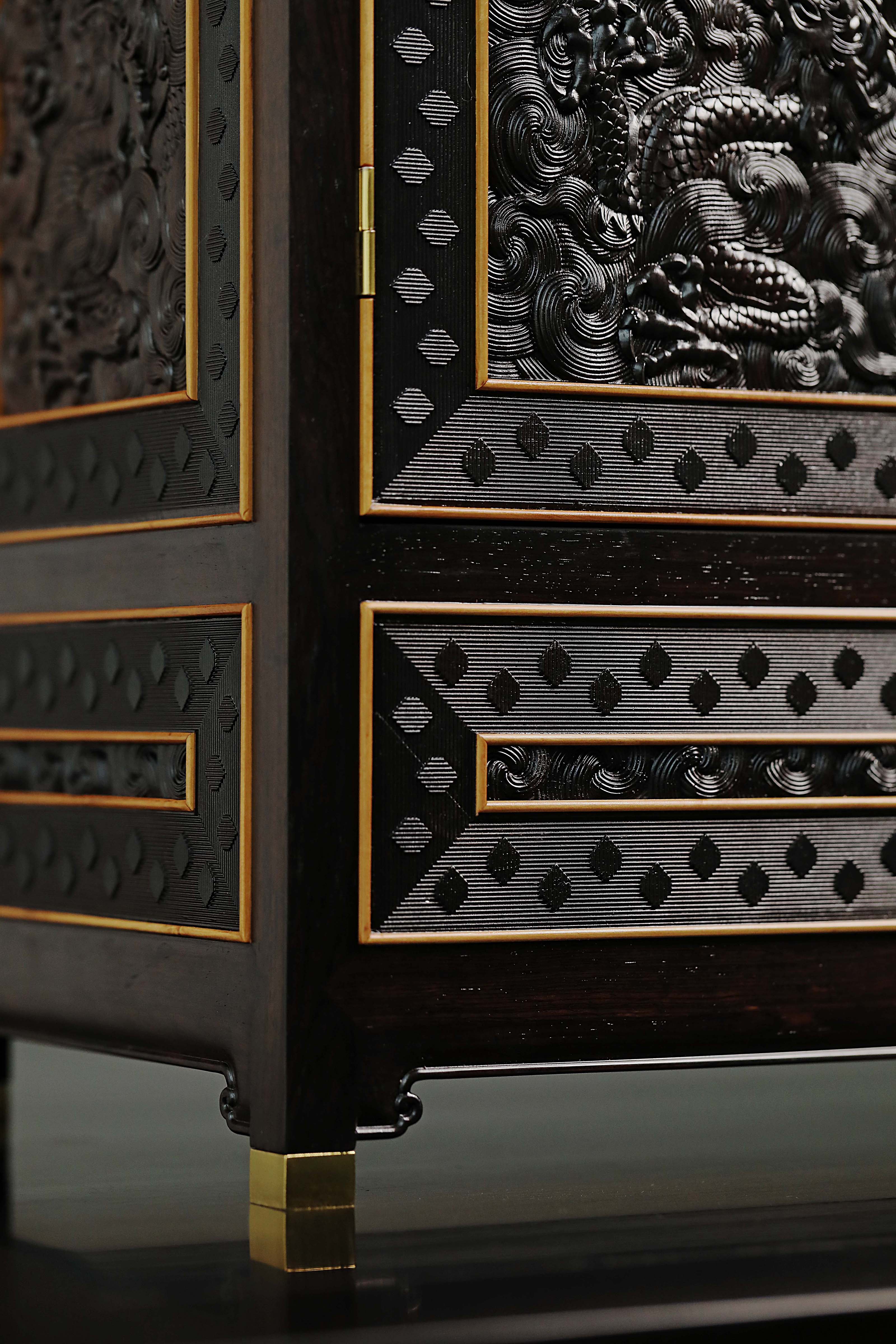 Purple sandalwood table cabinet inlaid with boxwood cloud and dragon patterns