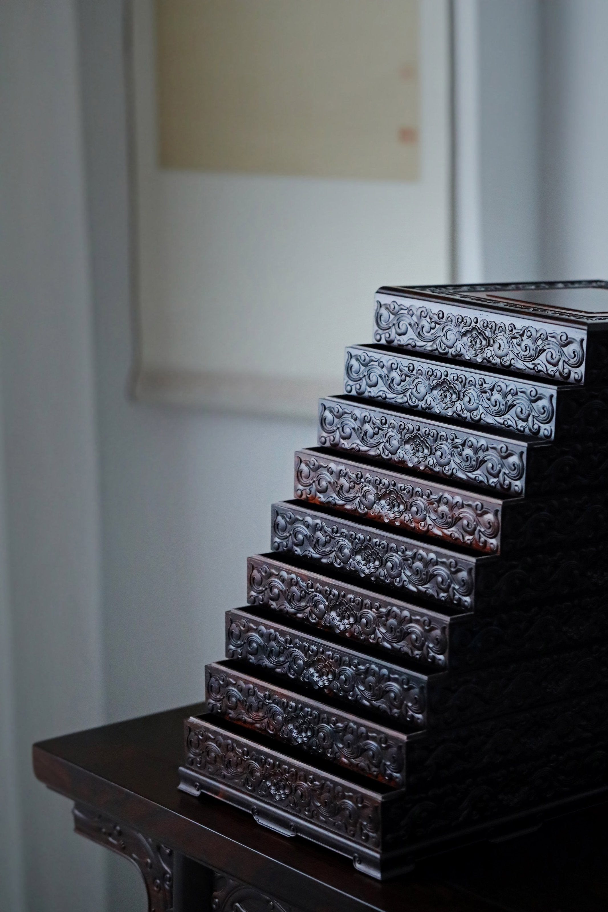 Purple sandalwood tea box with auspicious cloud and scroll patterns, eight-tiered lid and four corners.