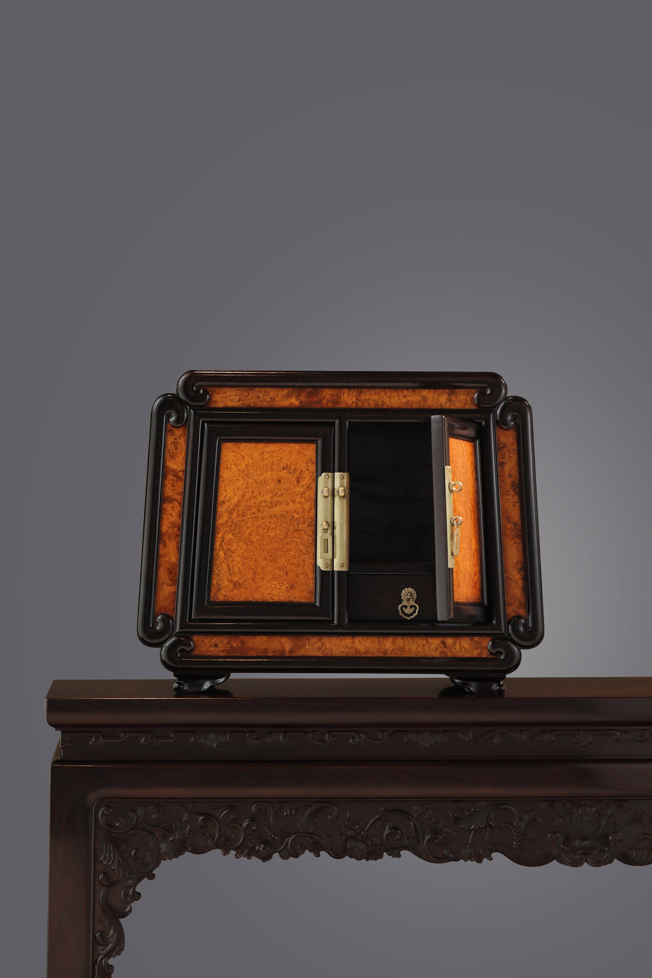 Tea box inlaid with burl wood and made of small-leaf rosewood.