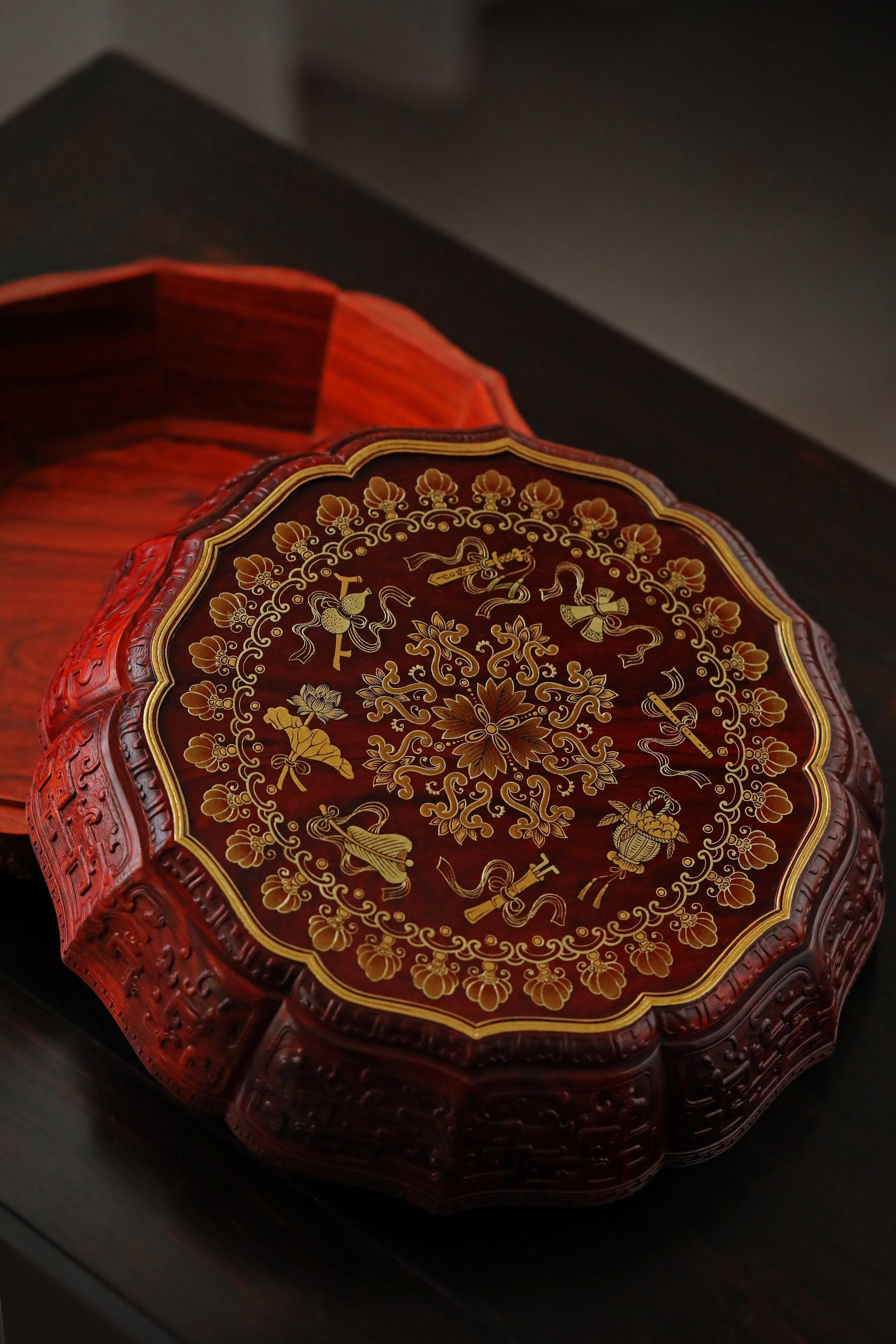 Small-leaf sandalwood twelve-cornered fruit box with gilt decoration of the Eight Immortals and a sunflower-shaped rim.