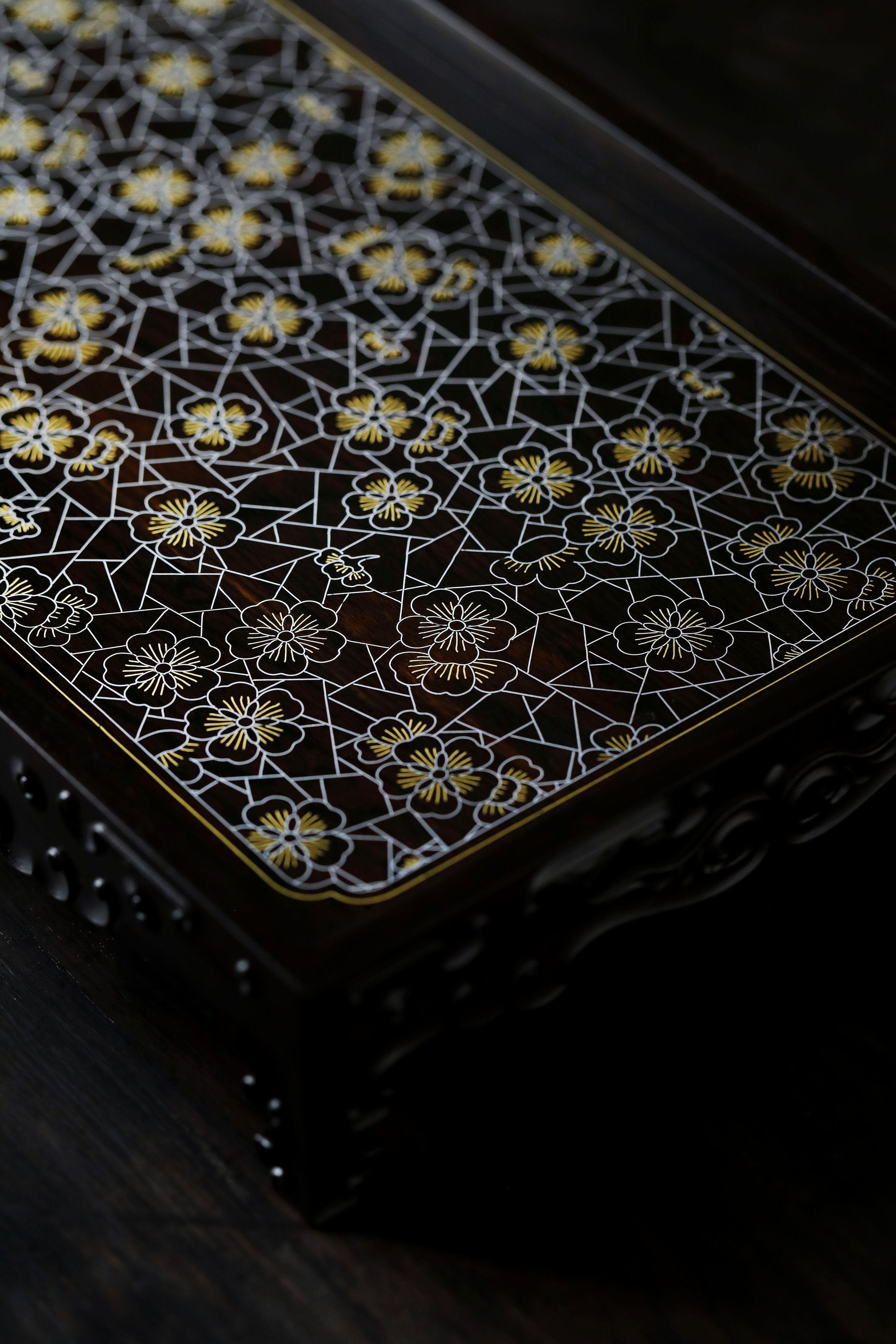 Purple sandalwood tray inlaid with silver plum blossom pattern