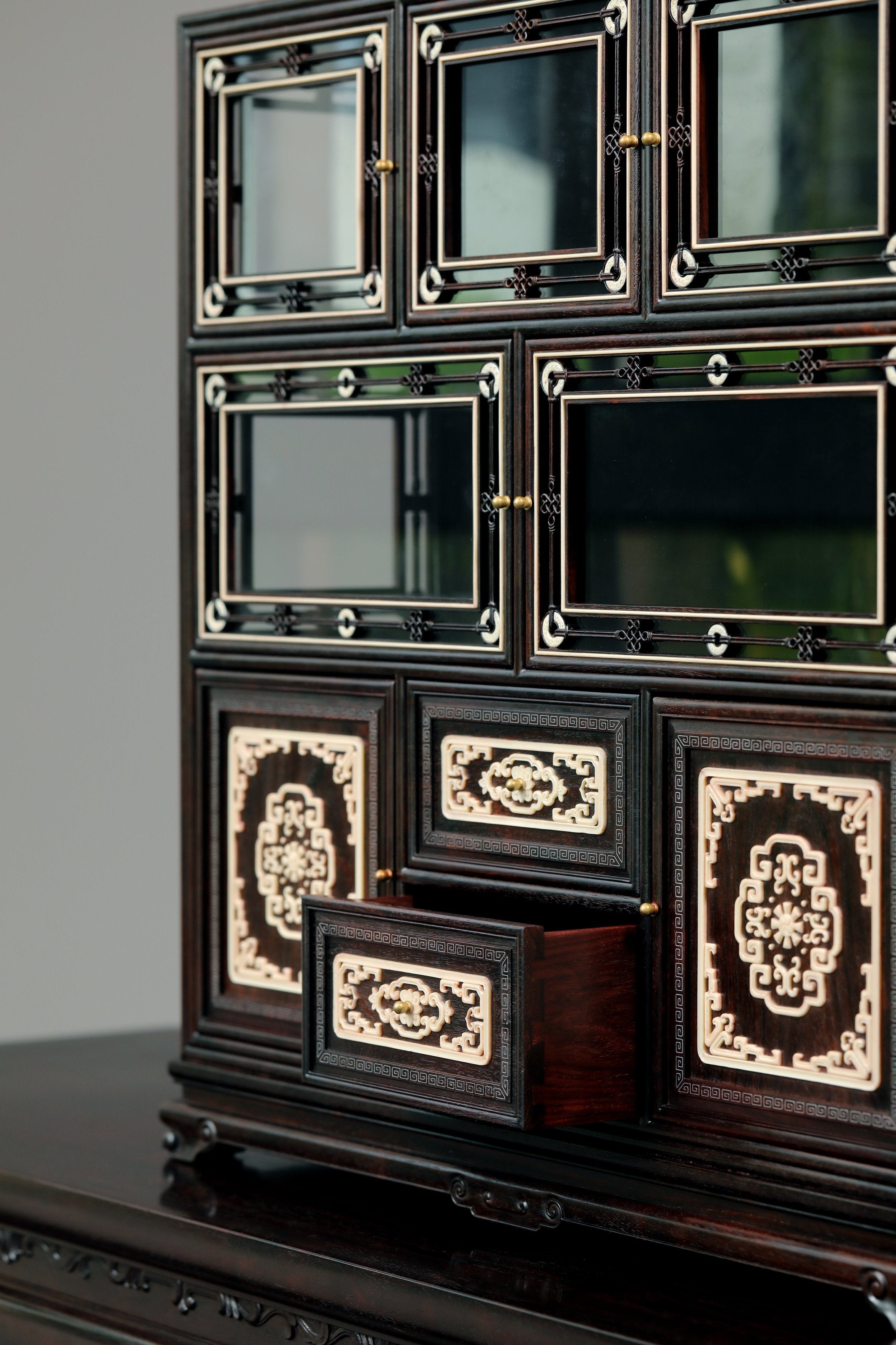 Small-leaf sandalwood table inlaid with mammoth ivory and pure silver cloisonné cloud pattern, display cabinet