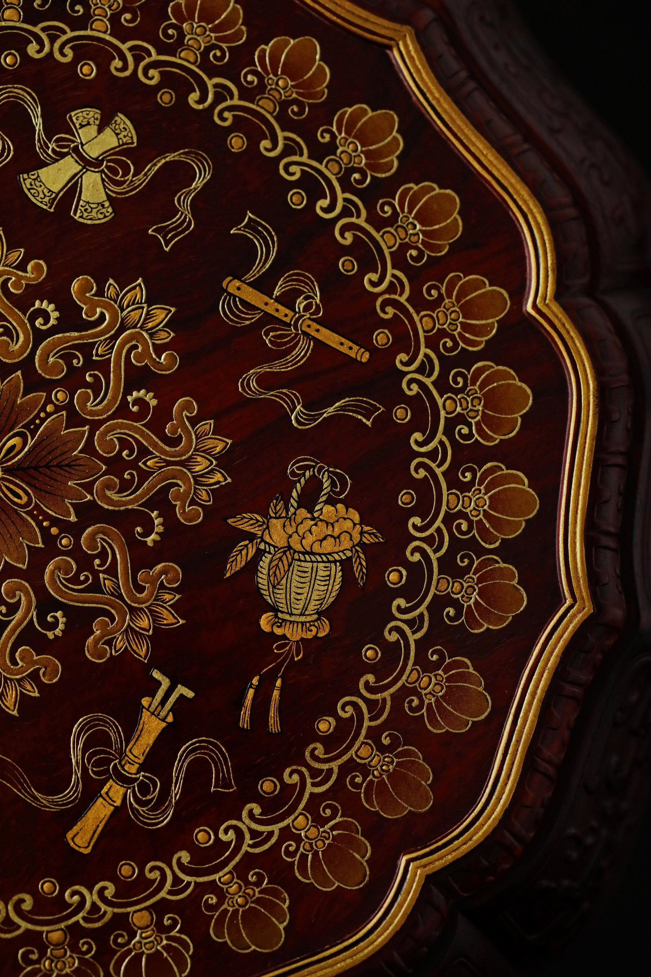 Small-leaf sandalwood twelve-cornered fruit box with gilt decoration of the Eight Immortals and a sunflower-shaped rim.