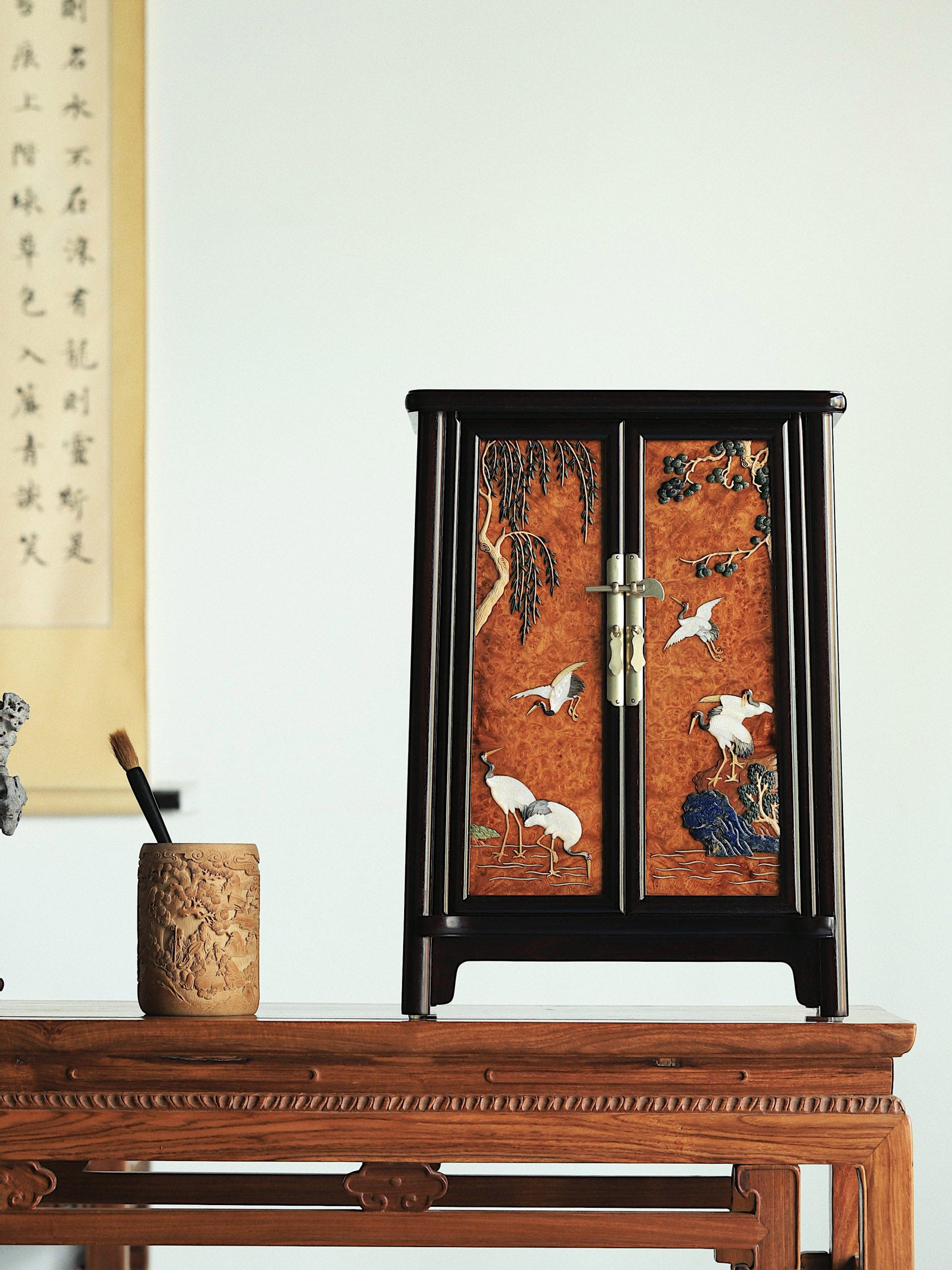 Rosewood inlaid with burl wood and other precious materials, rounded corner sideboard for tea.