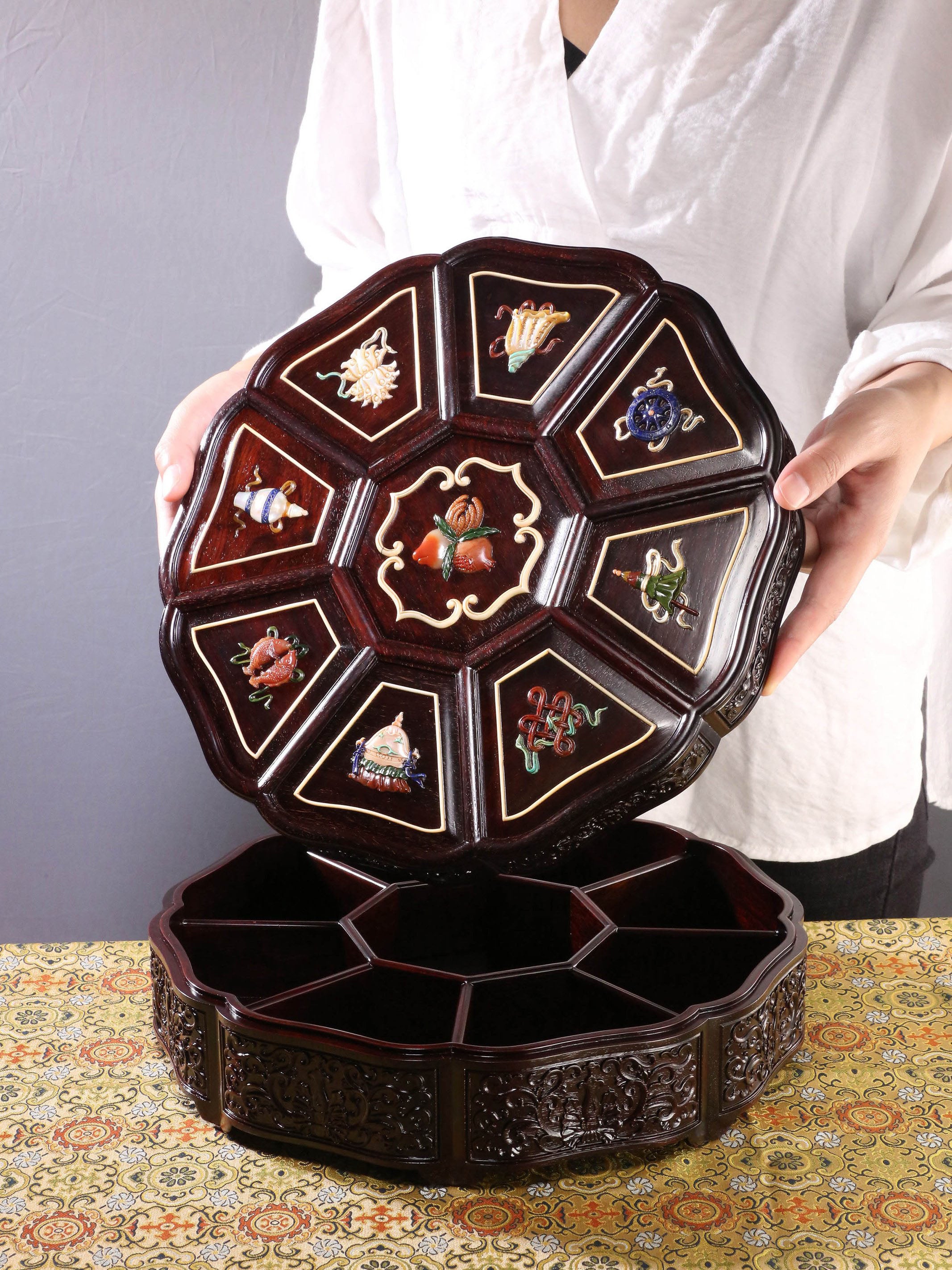 Small-leaf sandalwood/rosewood inlaid sunflower and eight-treasure fruit box