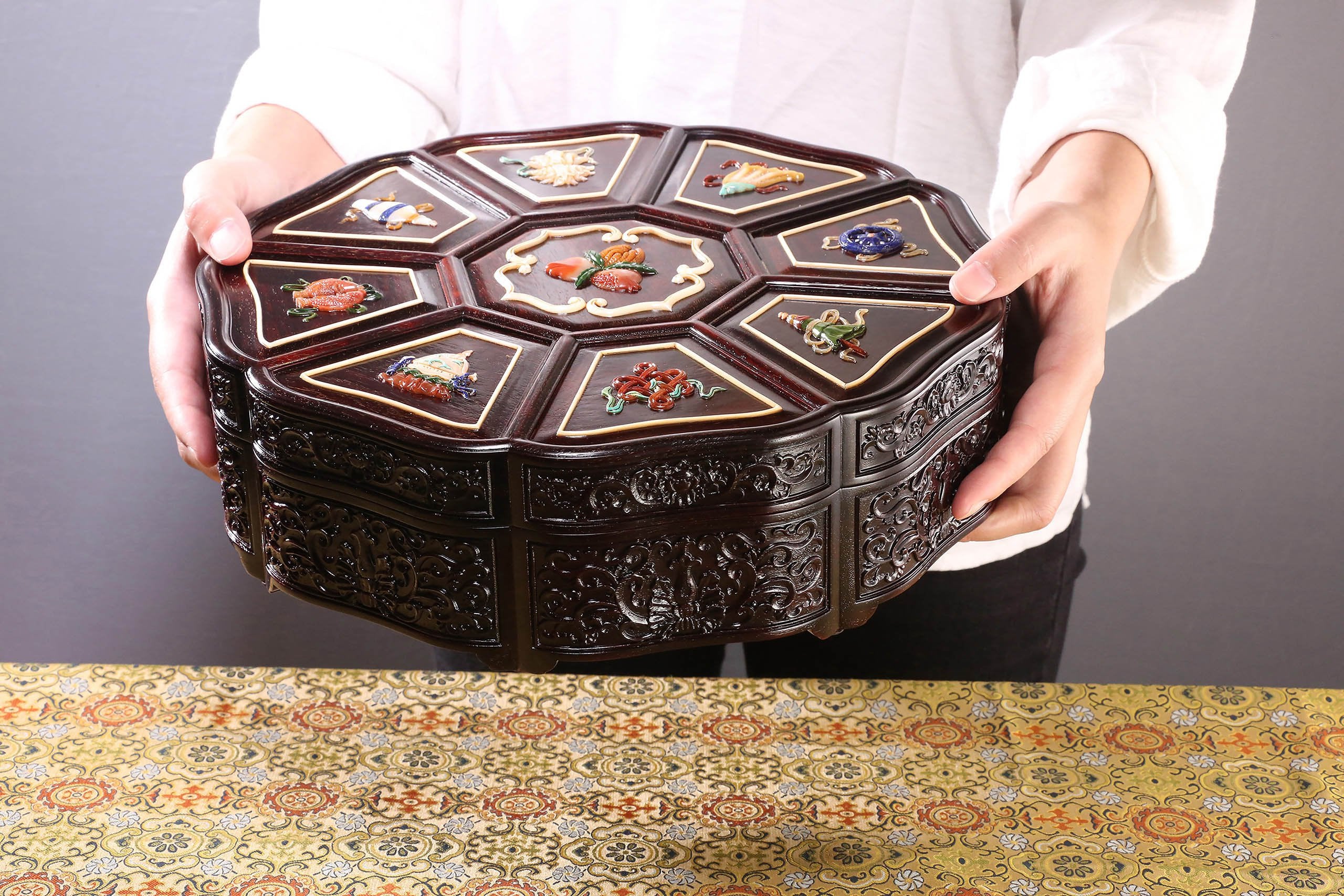 Small-leaf sandalwood/rosewood inlaid sunflower and eight-treasure fruit box