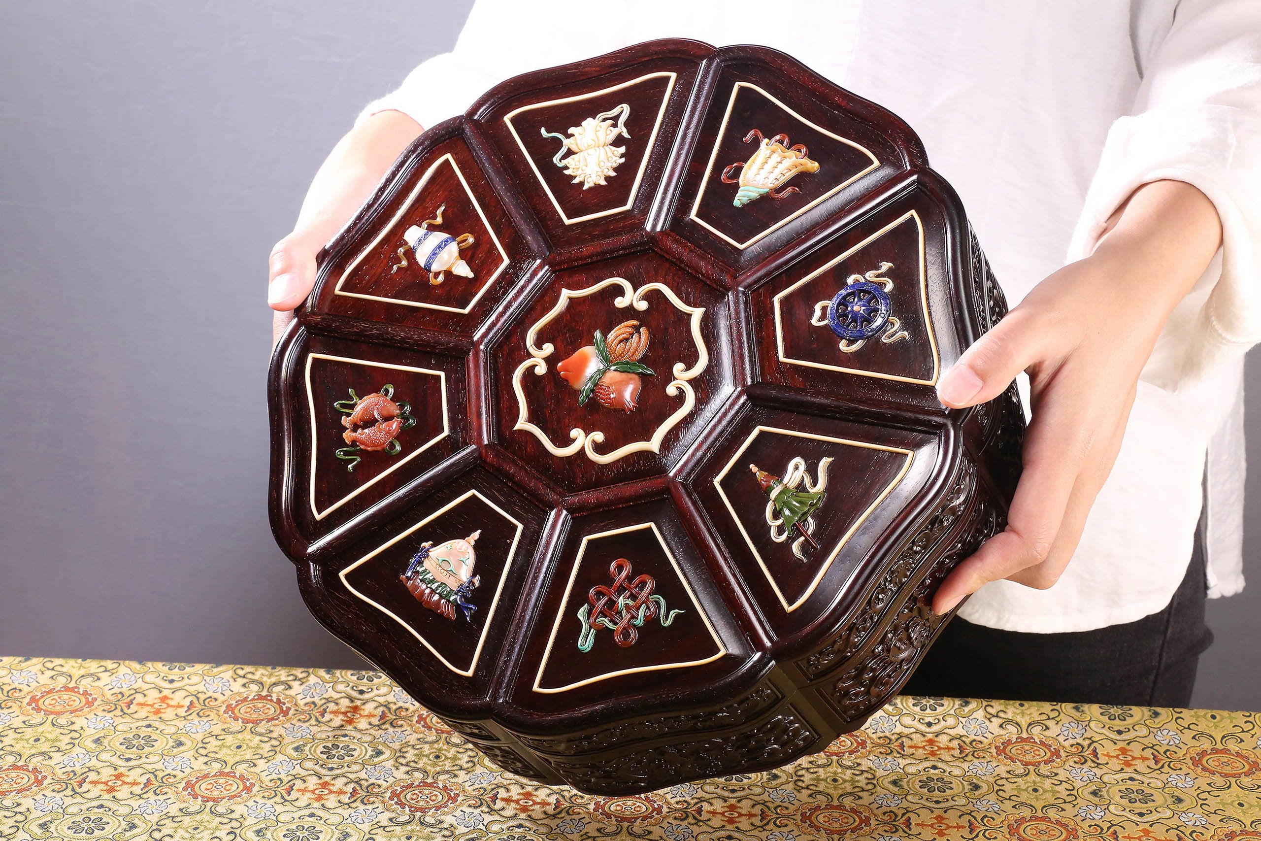 Small-leaf sandalwood/rosewood inlaid sunflower and eight-treasure fruit box