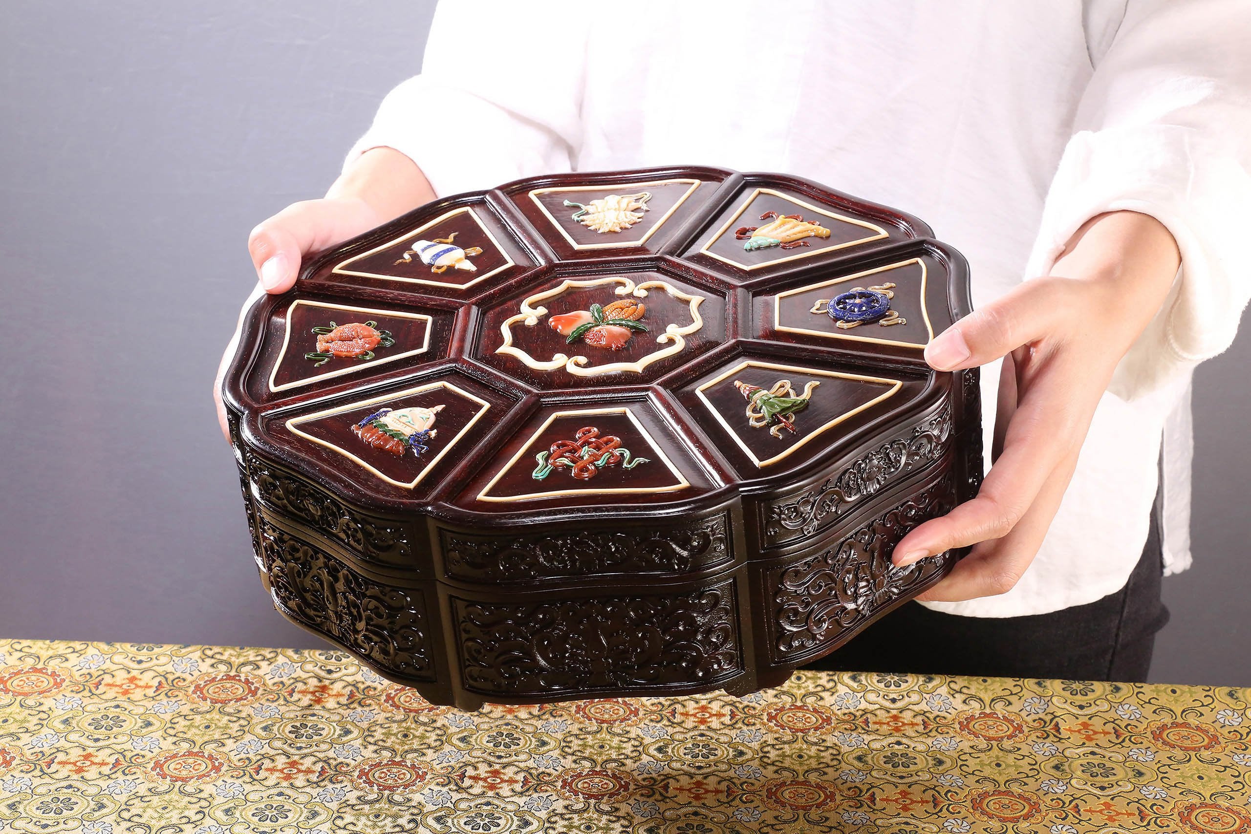 Small-leaf sandalwood/rosewood inlaid sunflower and eight-treasure fruit box