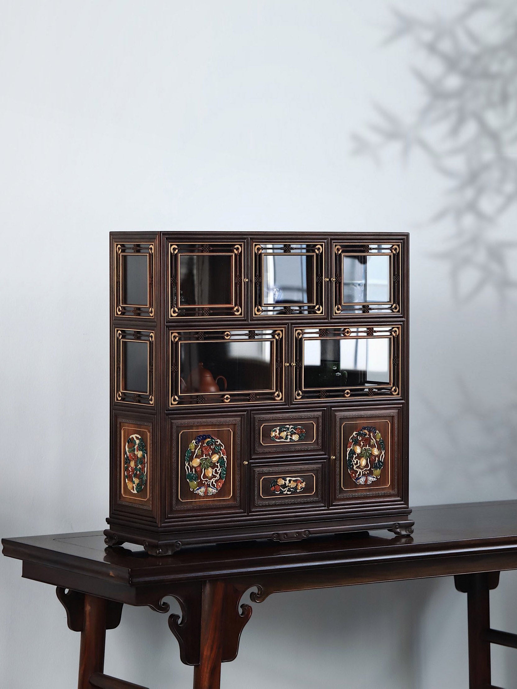 Palace replica of a multi-treasure cabinet with melon and butterfly patterns