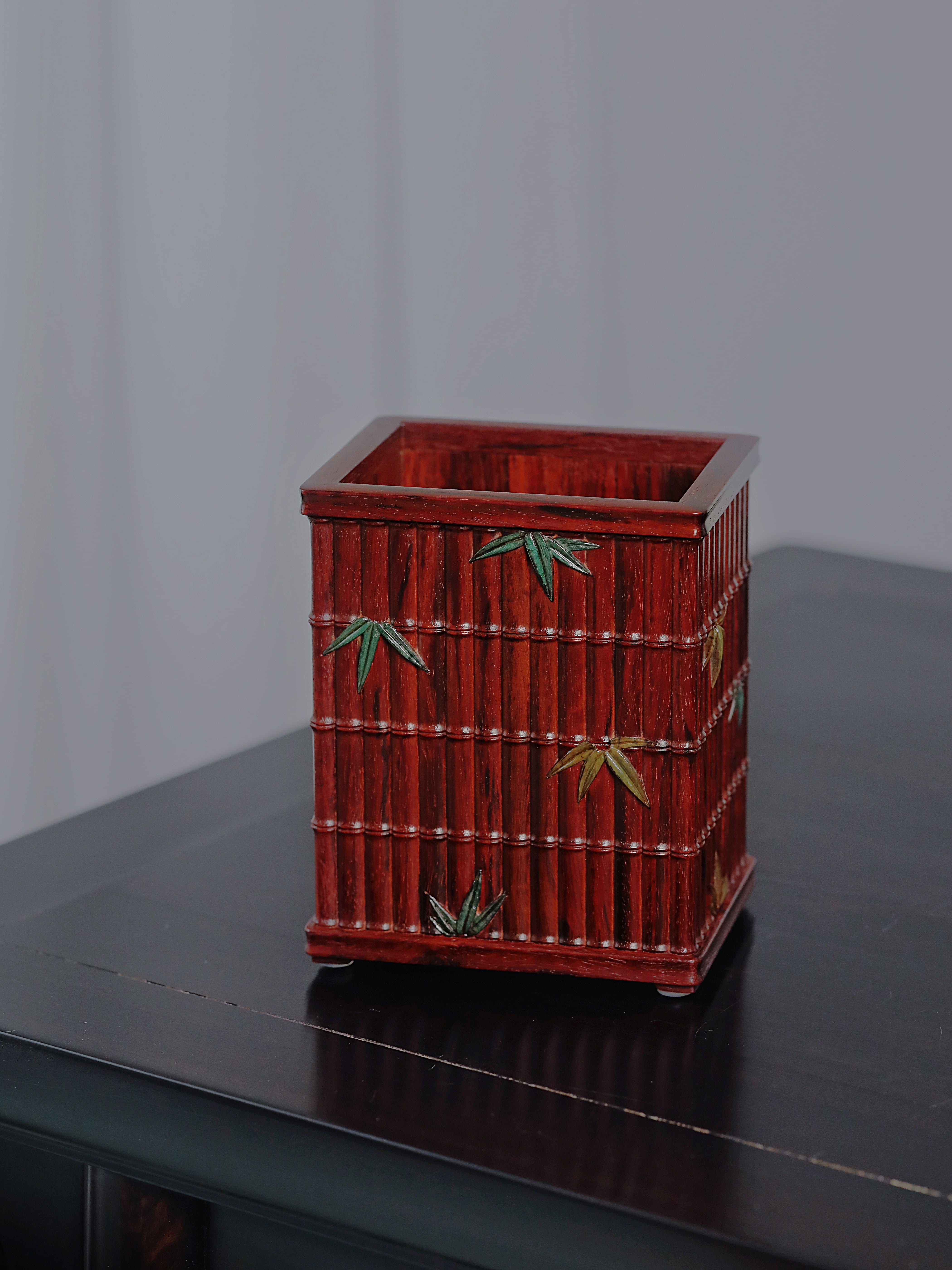 Small-leaf sandalwood inlaid pen holder
