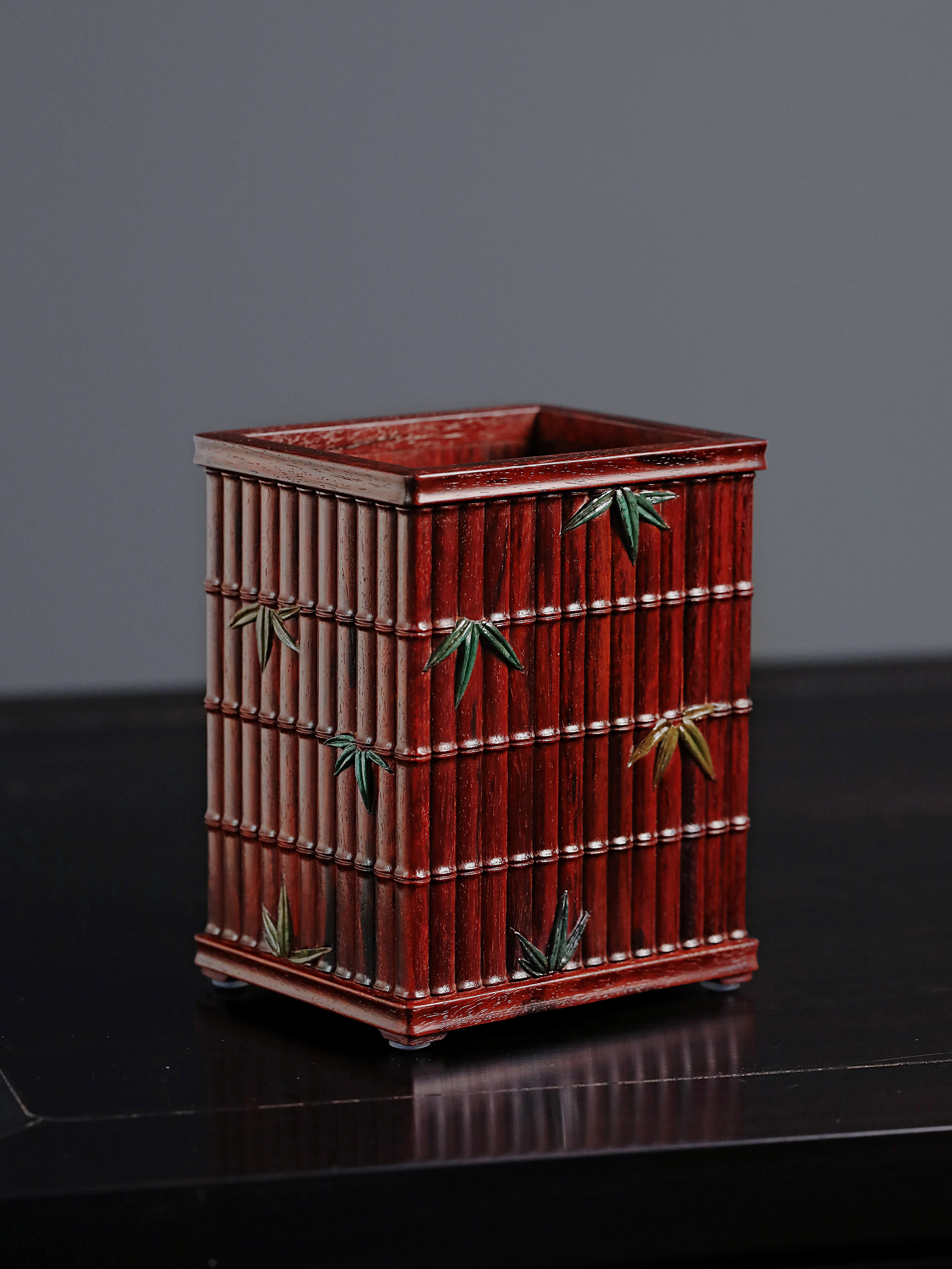 Small-leaf sandalwood inlaid pen holder