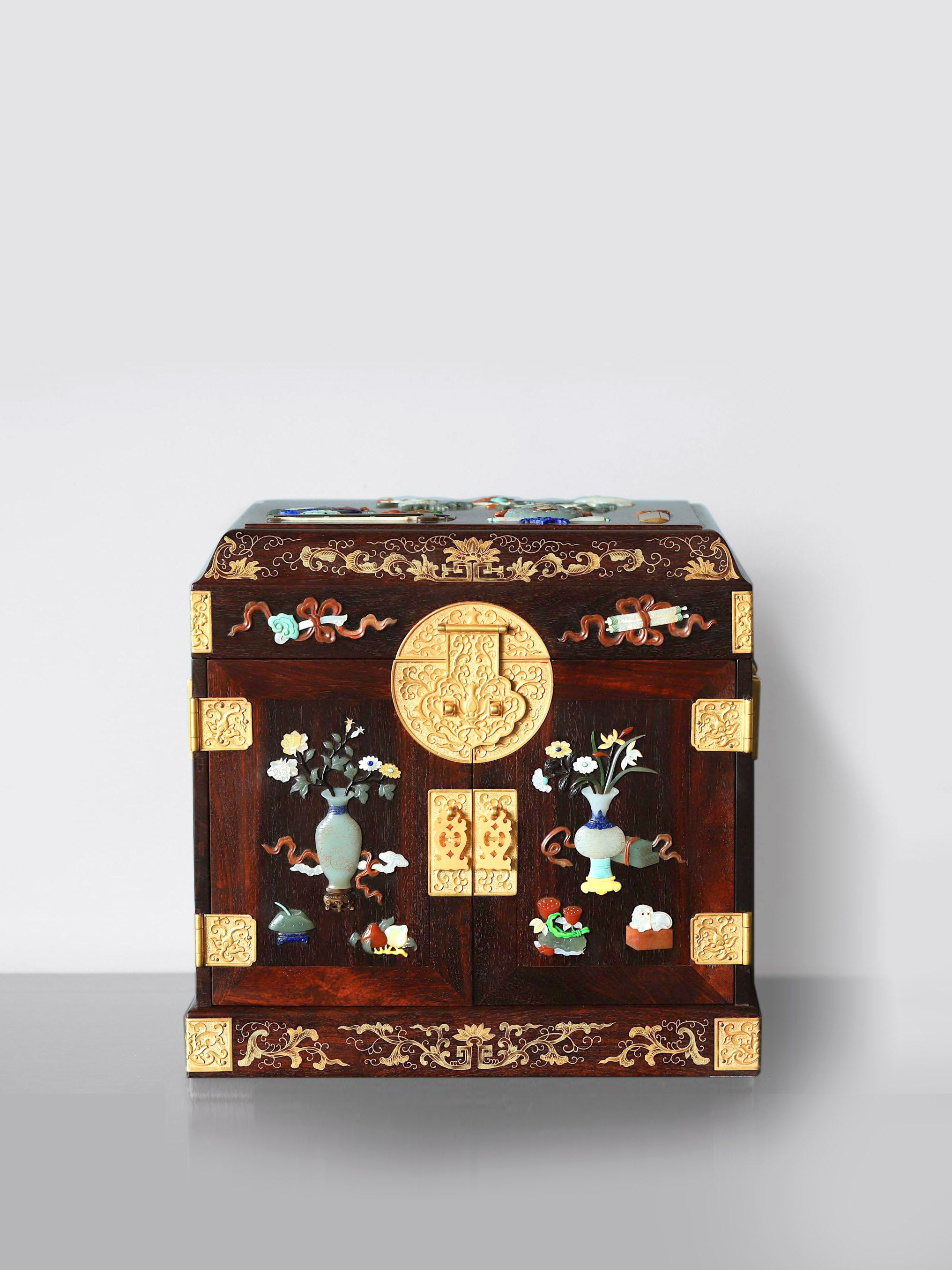 Small-leaf sandalwood inlaid treasure box, symbolizing wealth and peace.