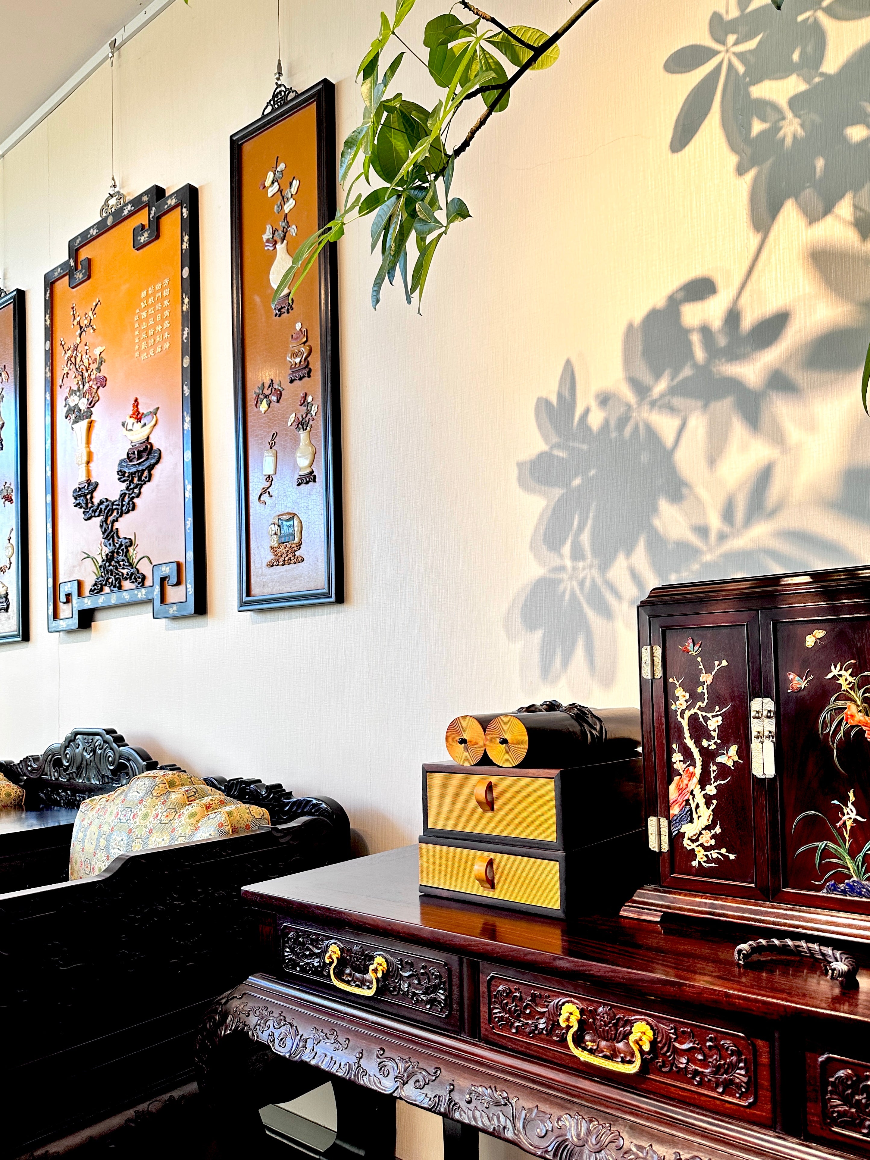 A hanging screen inlaid with precious stones, symbolizing peace and prosperity.