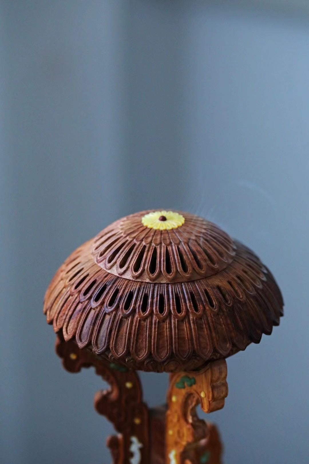 Small-leaf sandalwood incense burner inlaid with kui-phoenix patterns and chrysanthemum petal design