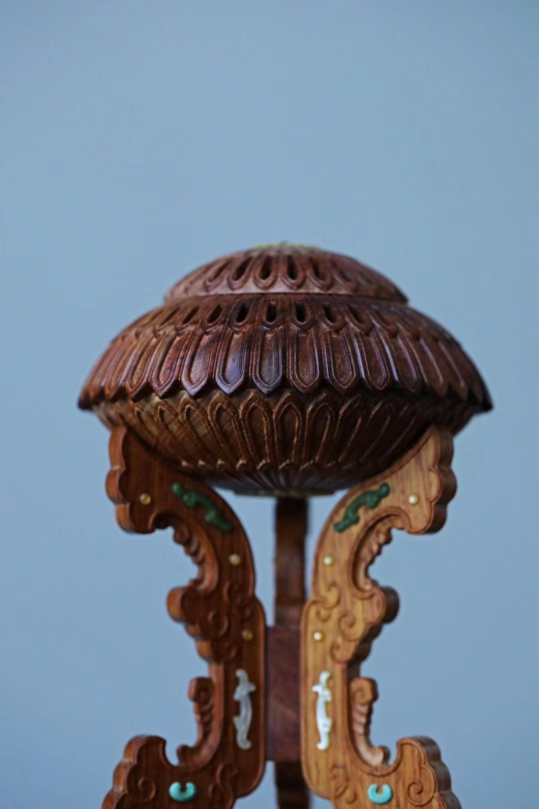 Small-leaf sandalwood incense burner inlaid with kui-phoenix patterns and chrysanthemum petal design