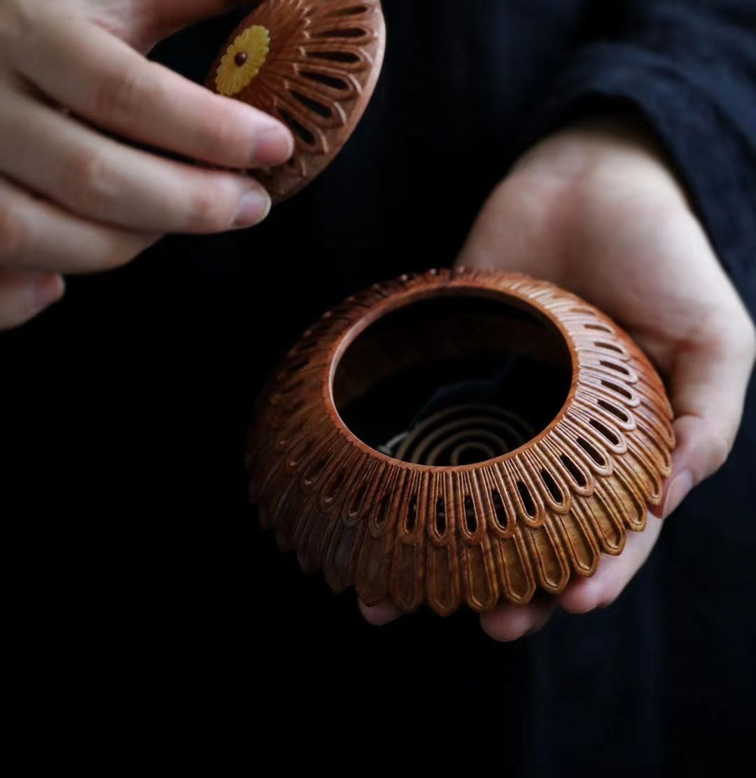 Small-leaf sandalwood incense burner inlaid with kui-phoenix patterns and chrysanthemum petal design