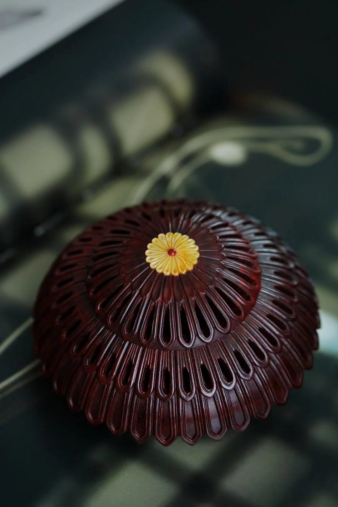 Small-leaf sandalwood incense burner inlaid with kui-phoenix patterns and chrysanthemum petal design