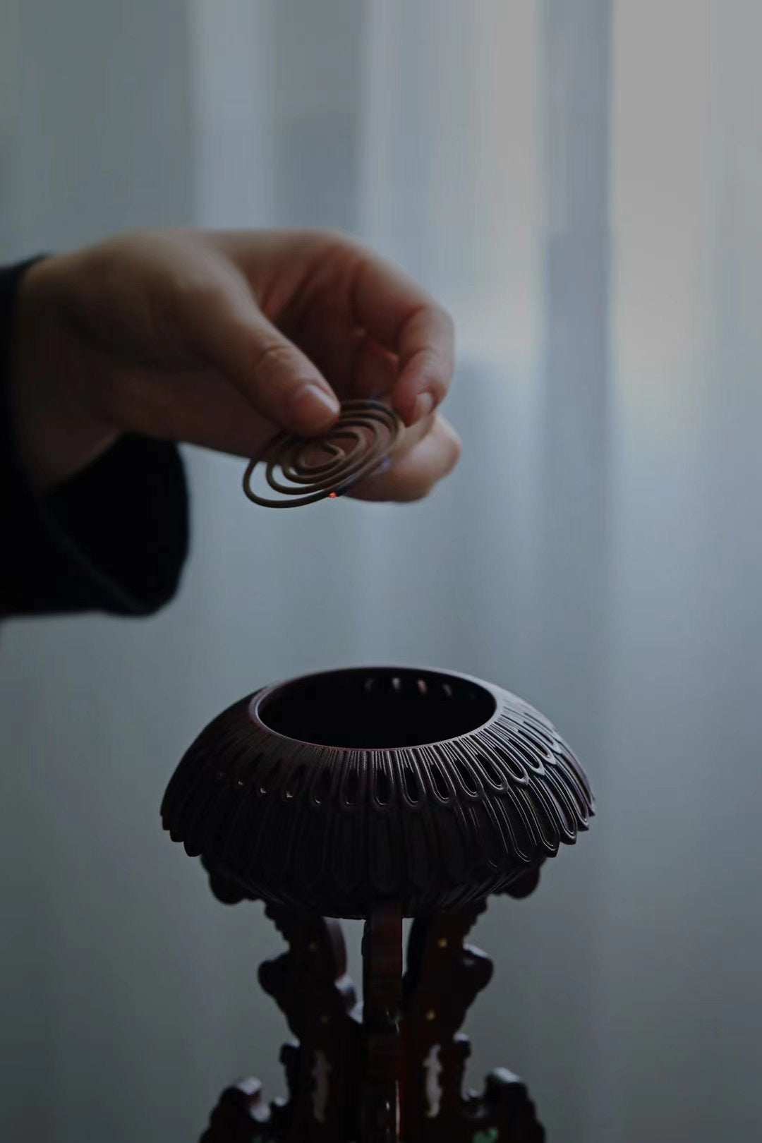 Small-leaf sandalwood incense burner inlaid with kui-phoenix patterns and chrysanthemum petal design