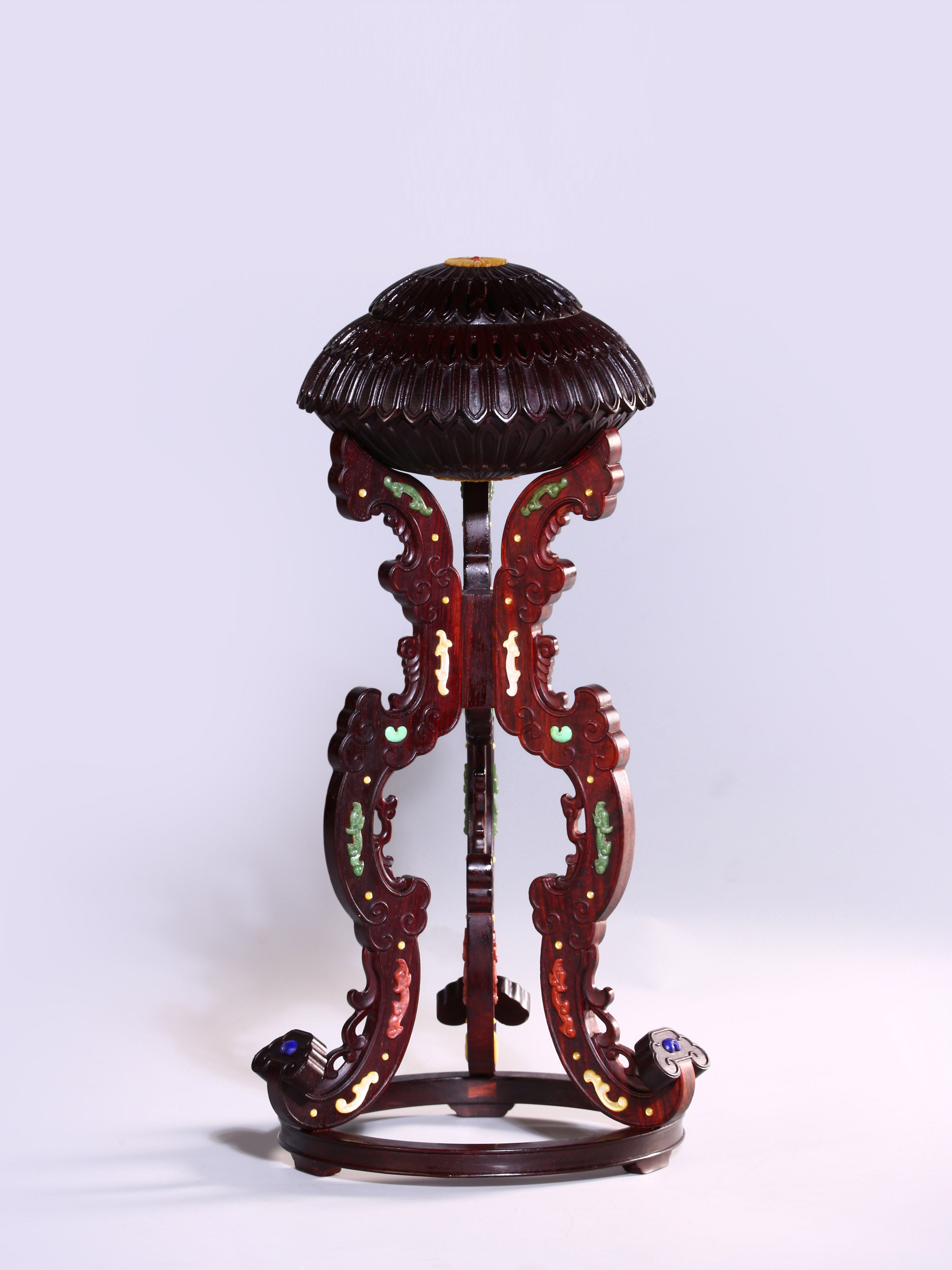 Small-leaf sandalwood incense burner inlaid with kui-phoenix patterns and chrysanthemum petal design