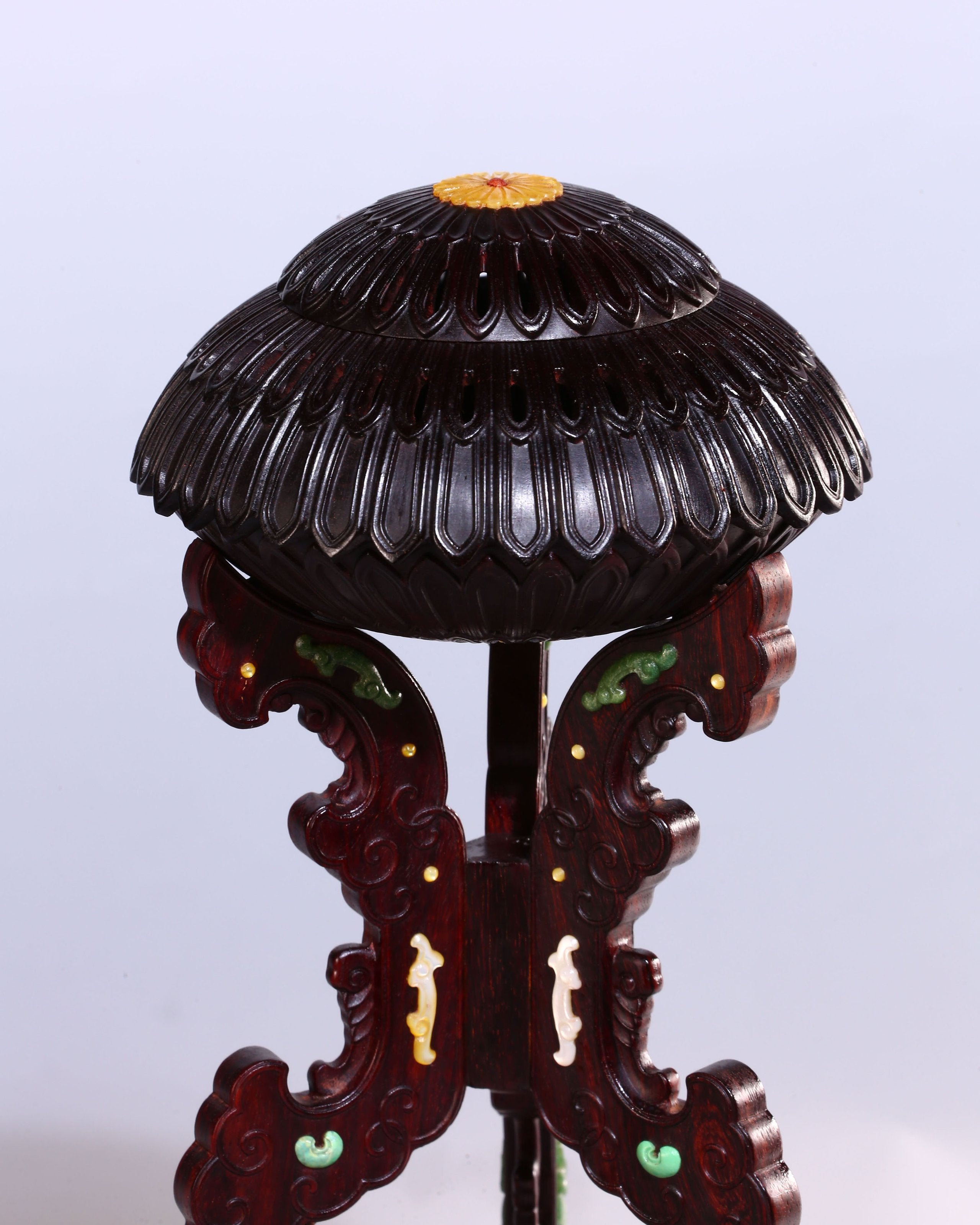 Small-leaf sandalwood incense burner inlaid with kui-phoenix patterns and chrysanthemum petal design