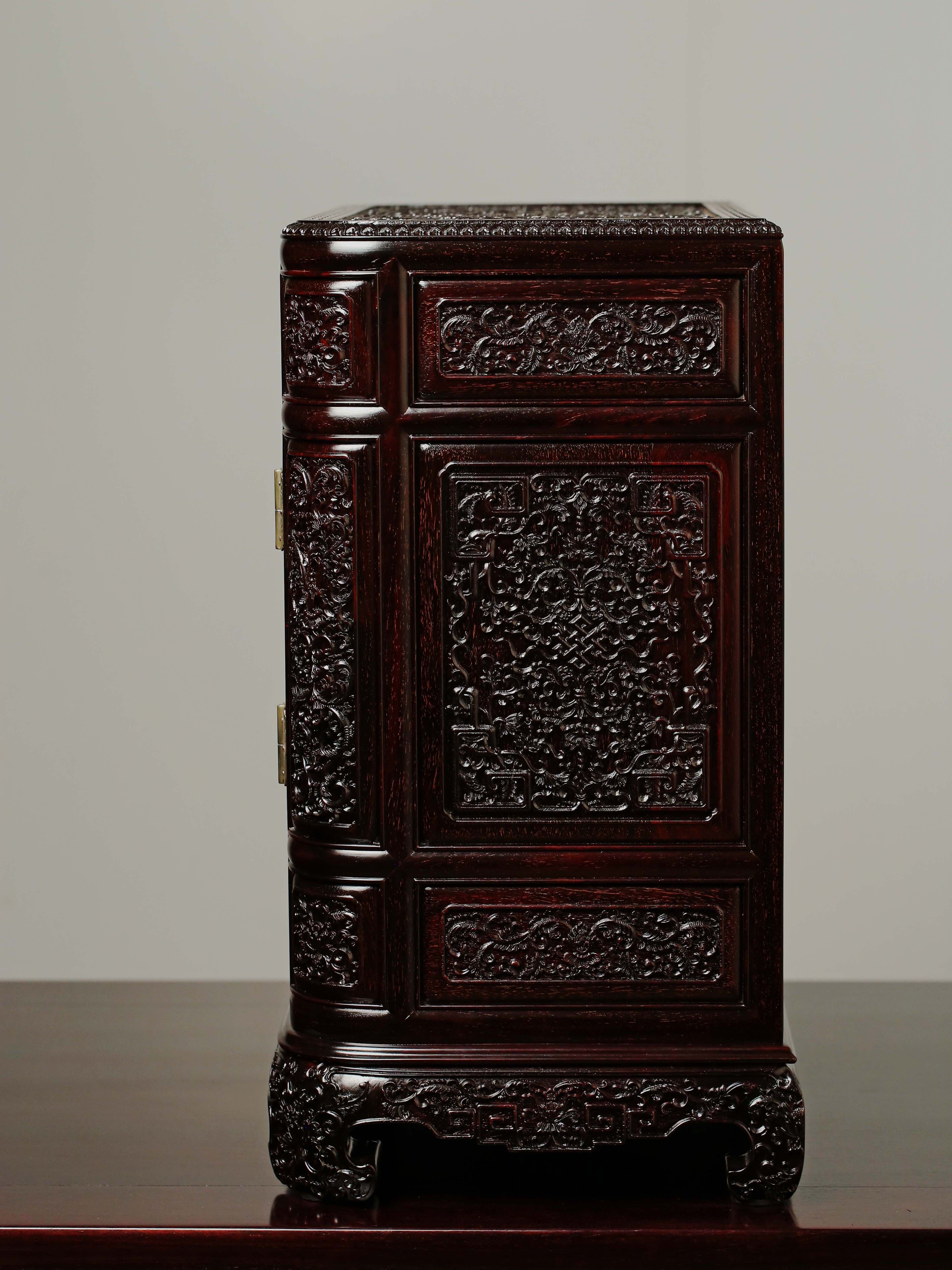 Tea sideboard inlaid with precious objects depicting offerings