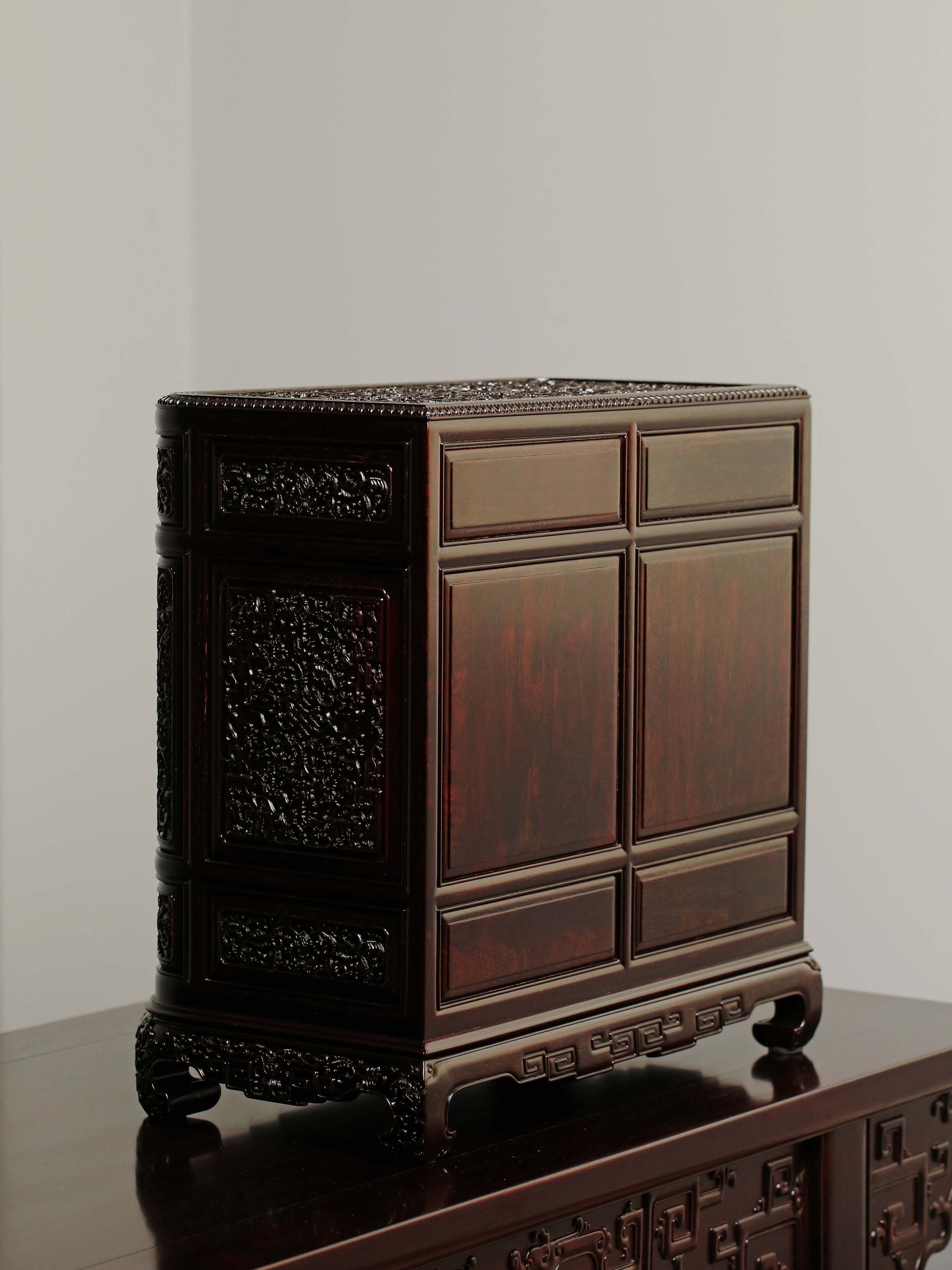 Tea sideboard inlaid with precious objects depicting offerings