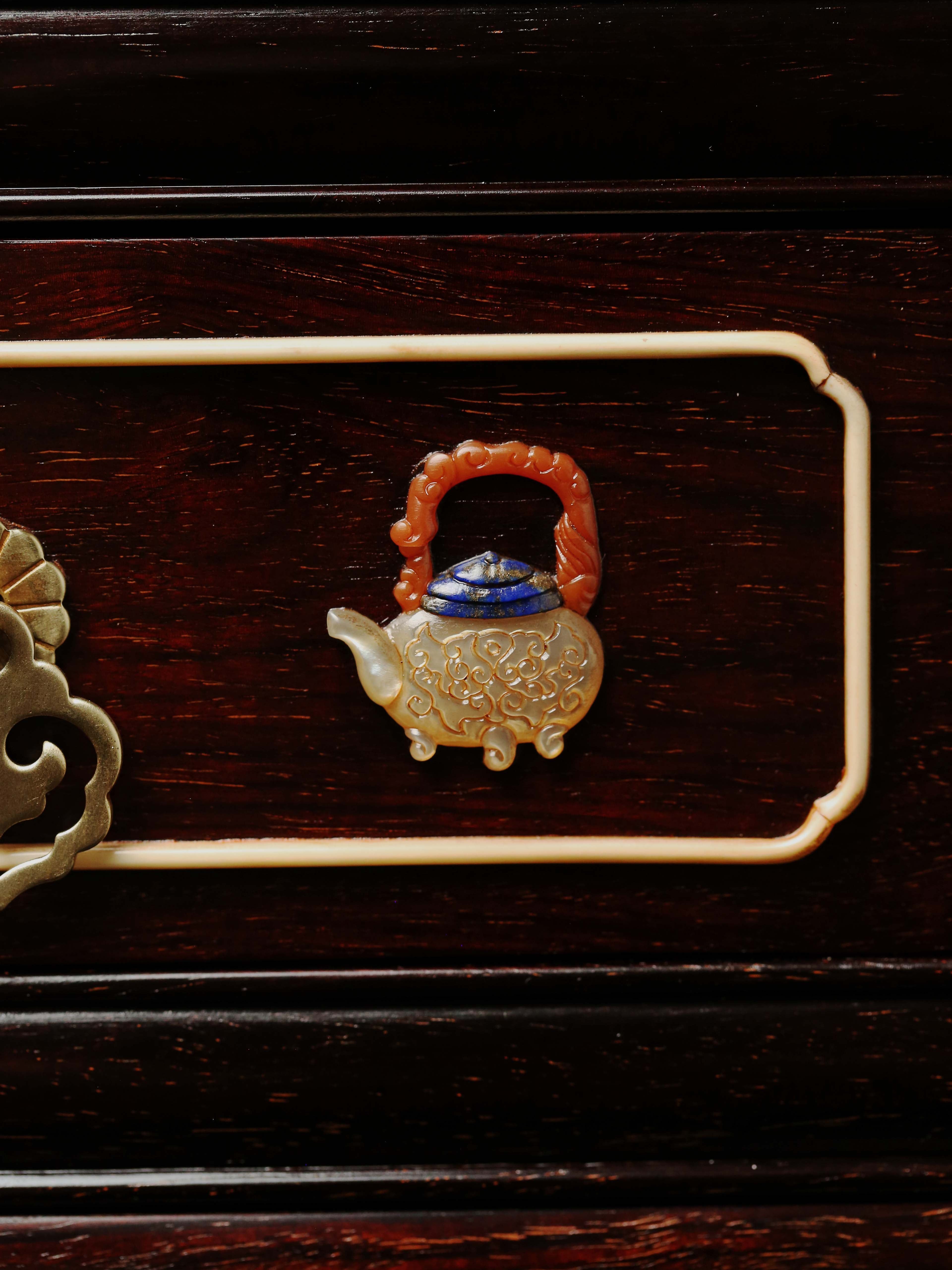 Tea sideboard inlaid with precious objects depicting offerings