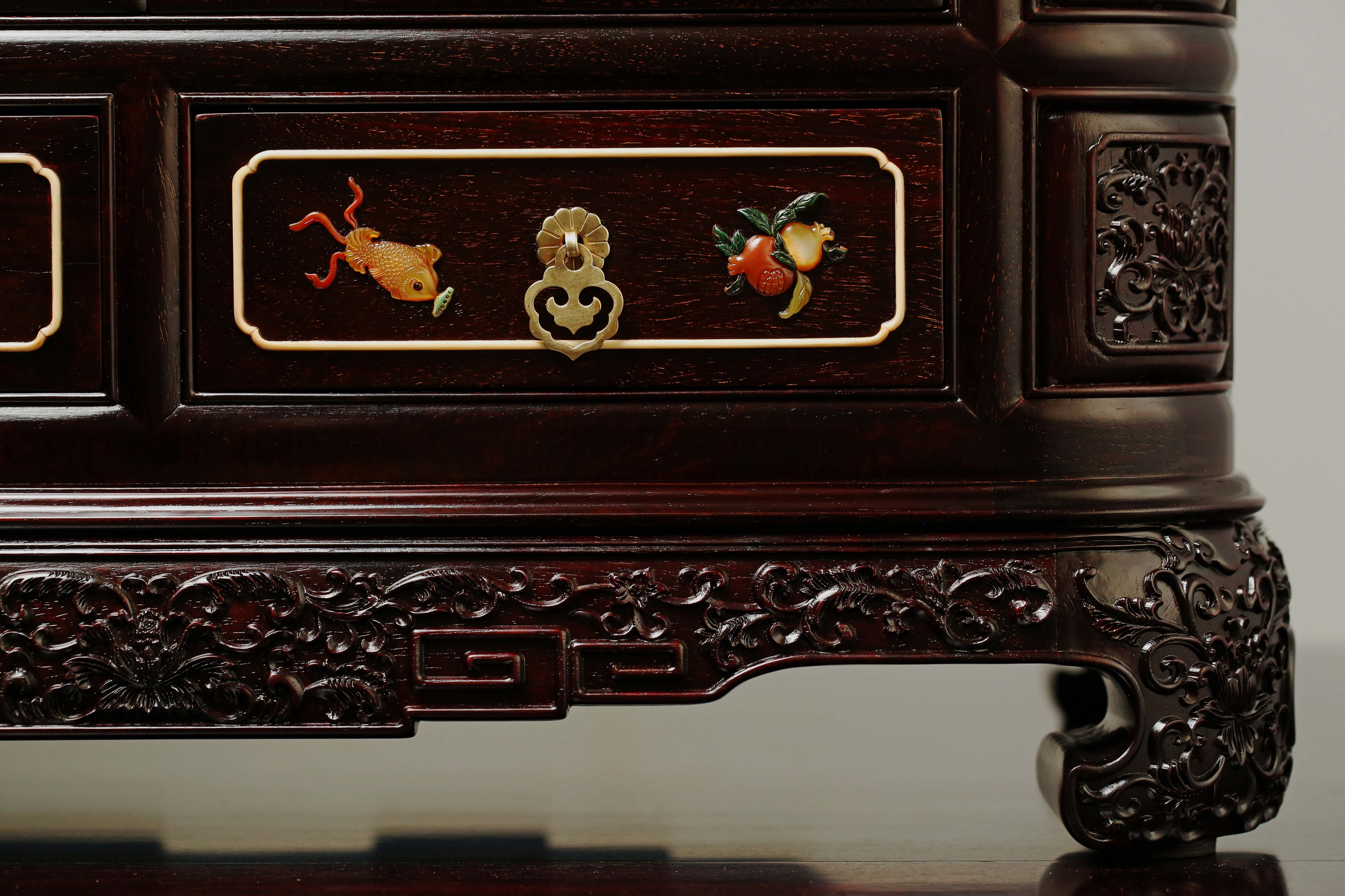 Tea sideboard inlaid with precious objects depicting offerings