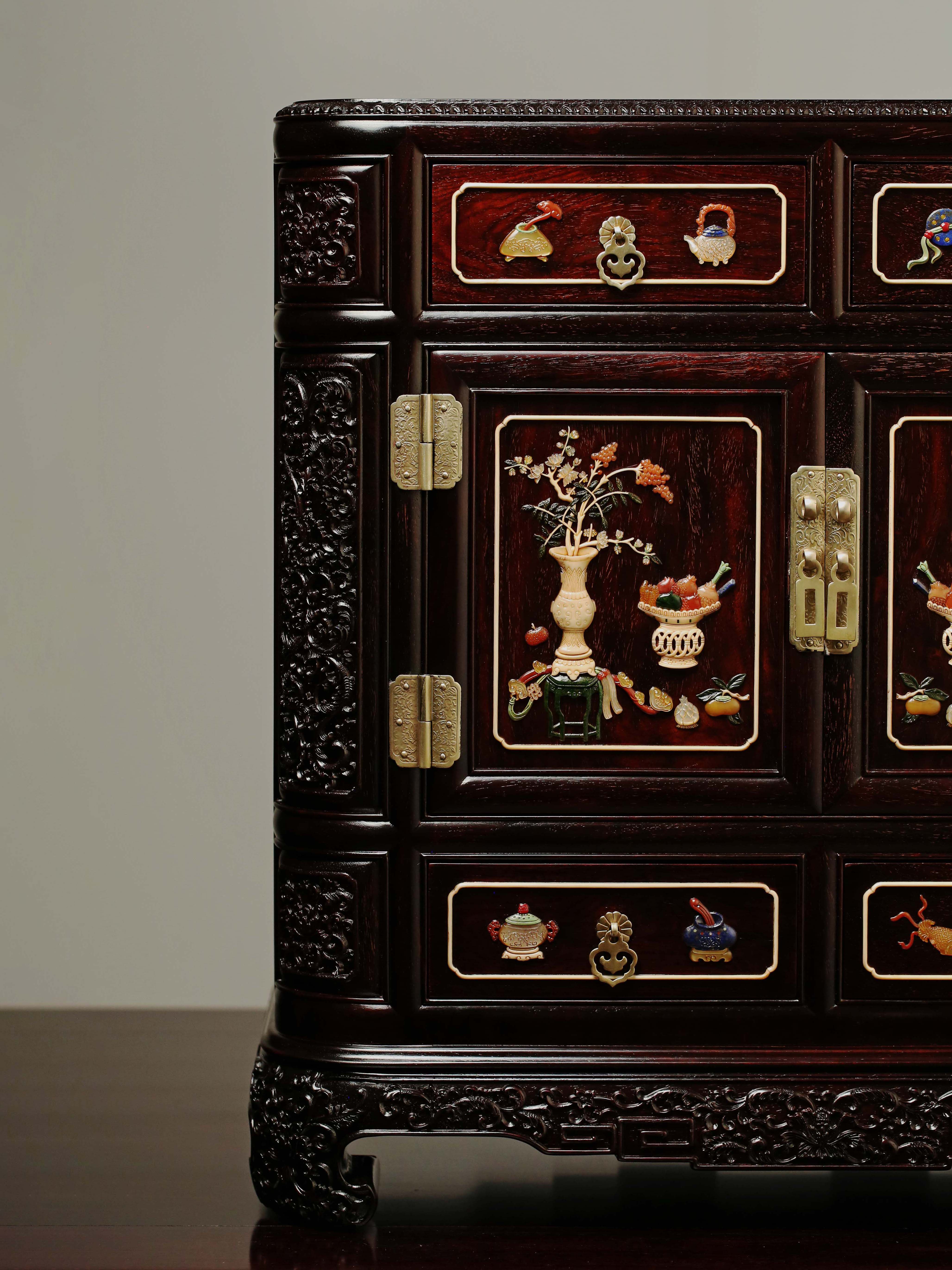 Tea sideboard inlaid with precious objects depicting offerings