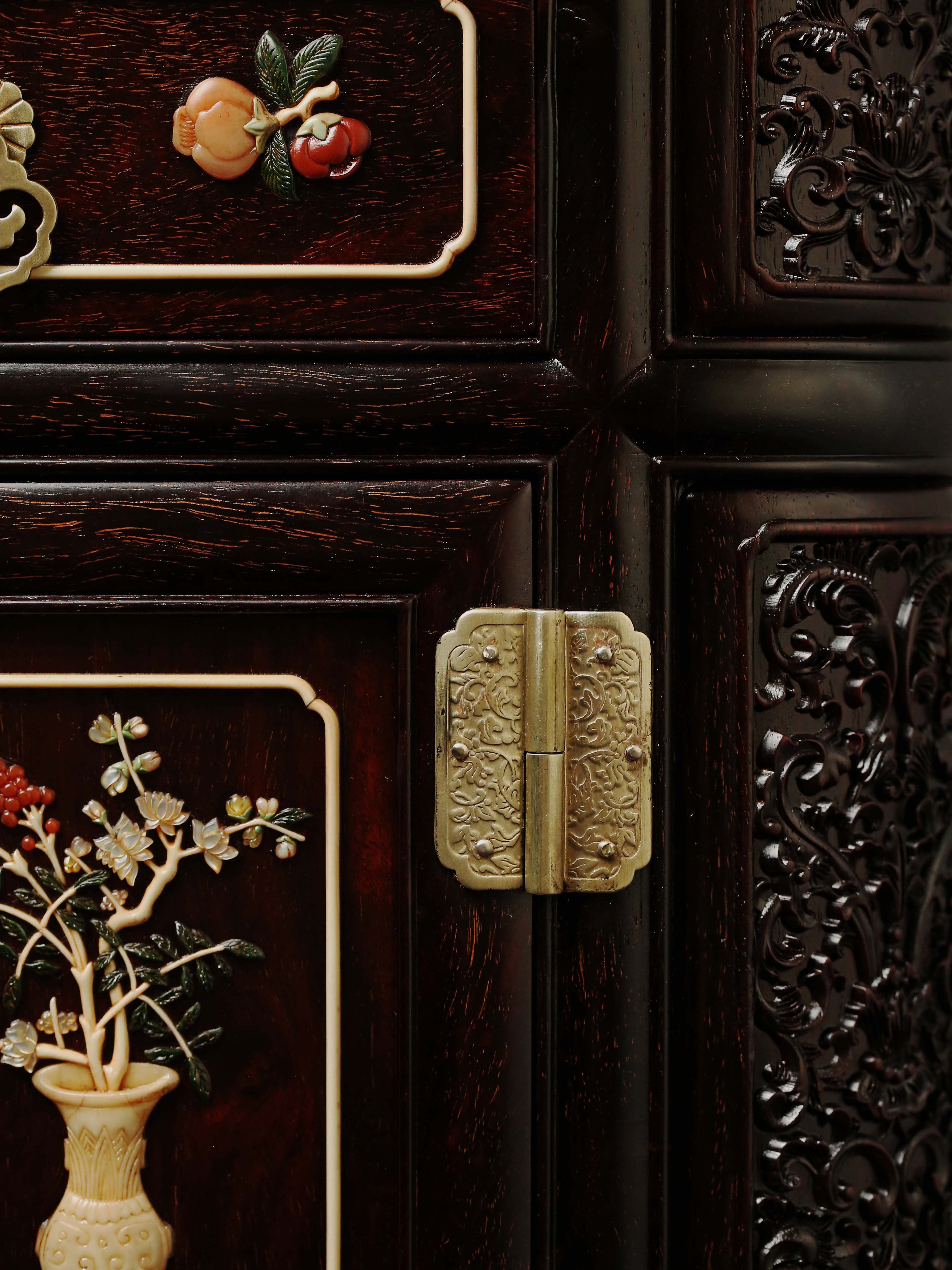 Tea sideboard inlaid with precious objects depicting offerings