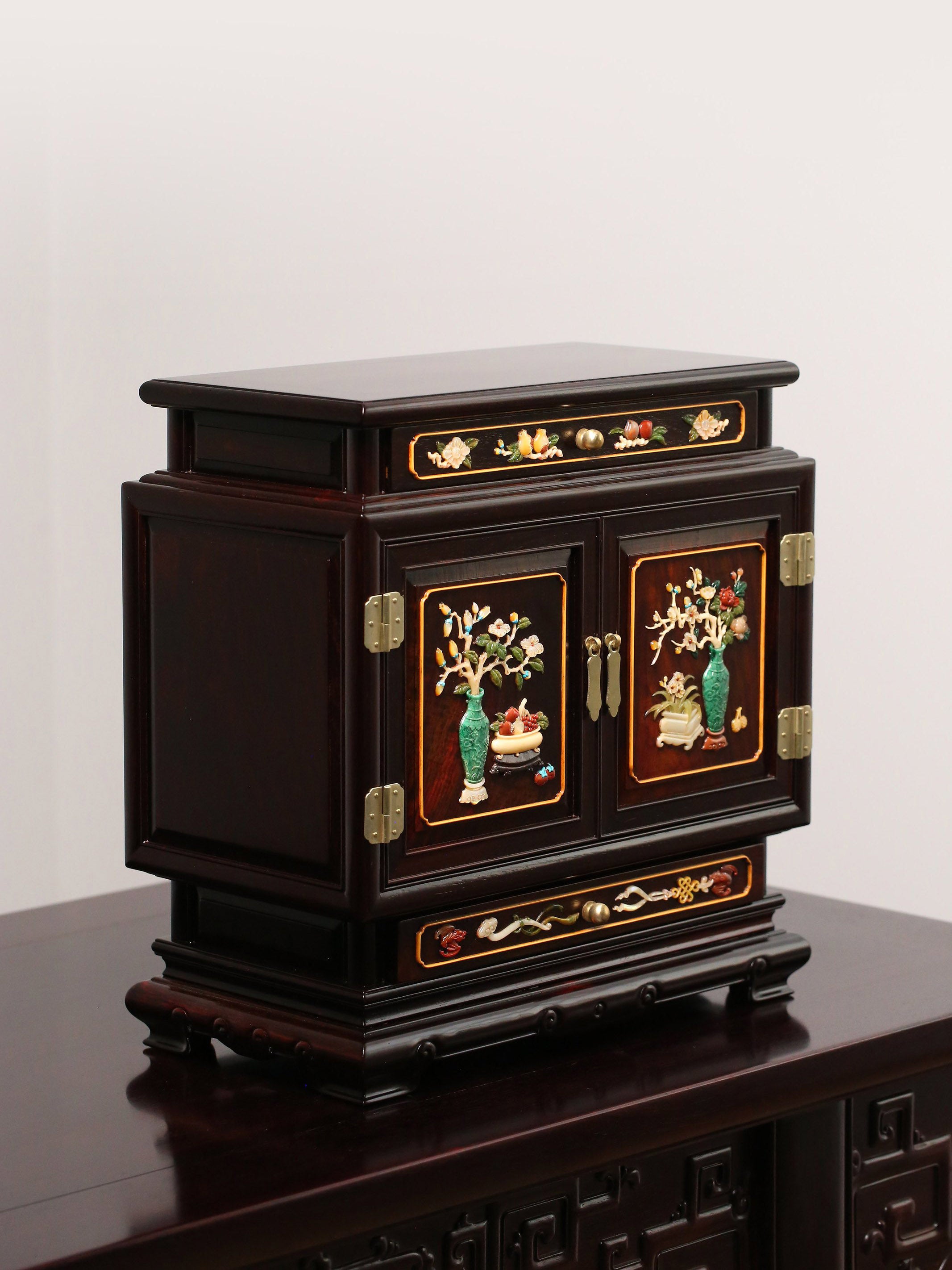 Rosewood jewelry box inlaid with ruyi-shaped feet and jade antique patterns