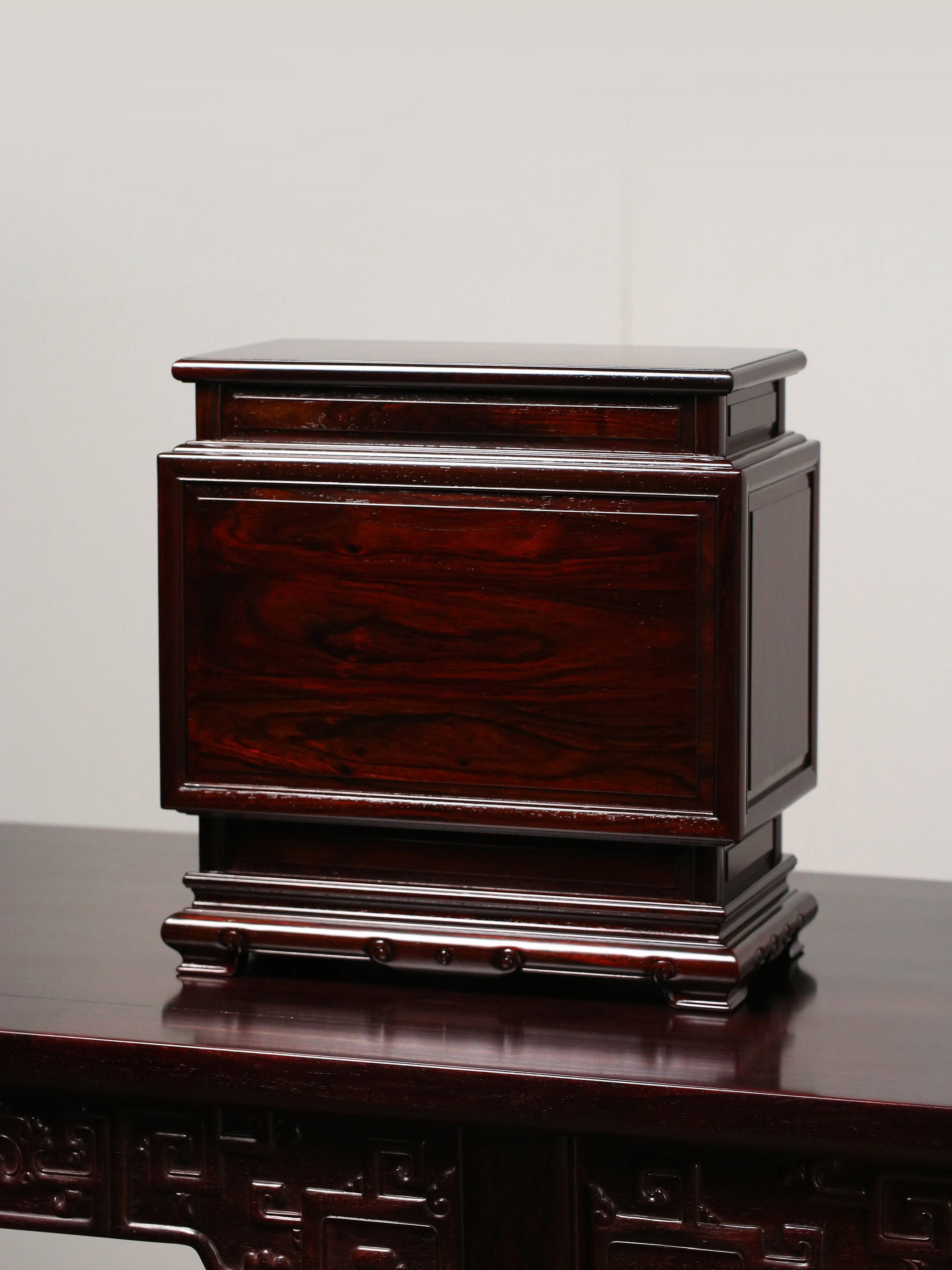 Rosewood jewelry box inlaid with ruyi-shaped feet and jade antique patterns