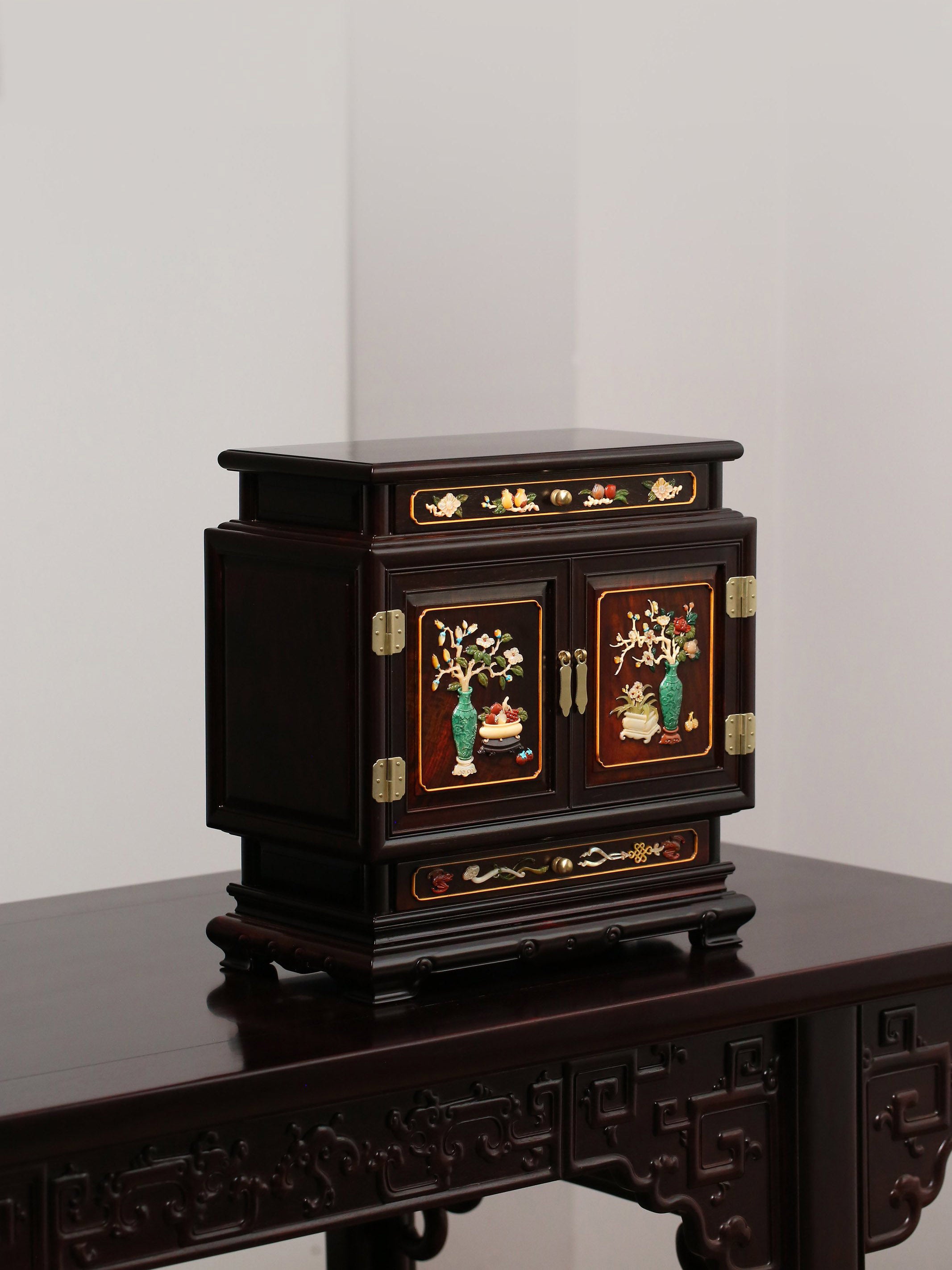 Rosewood jewelry box inlaid with ruyi-shaped feet and jade antique patterns