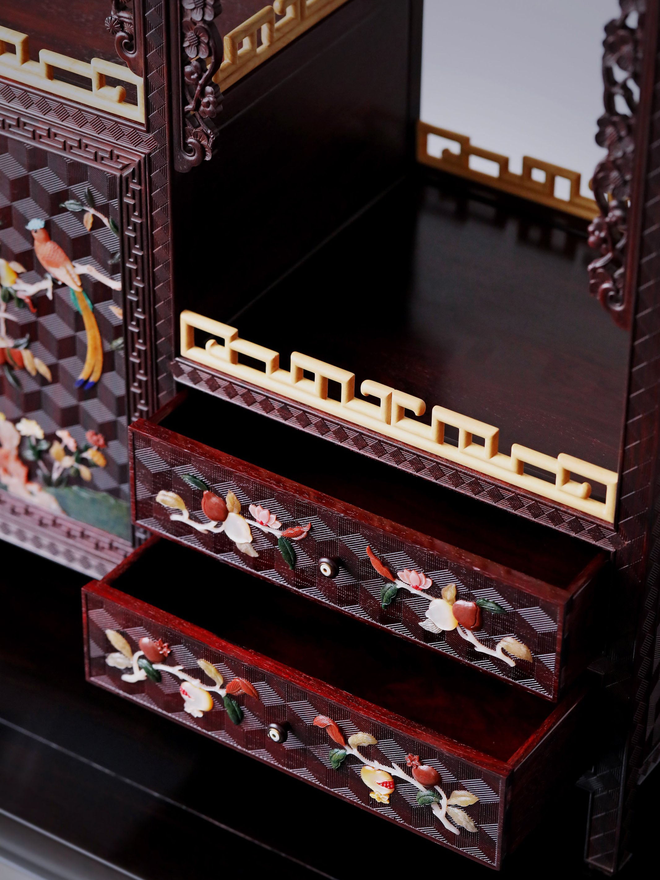 Small-leaf sandalwood inlaid table with antique display shelf