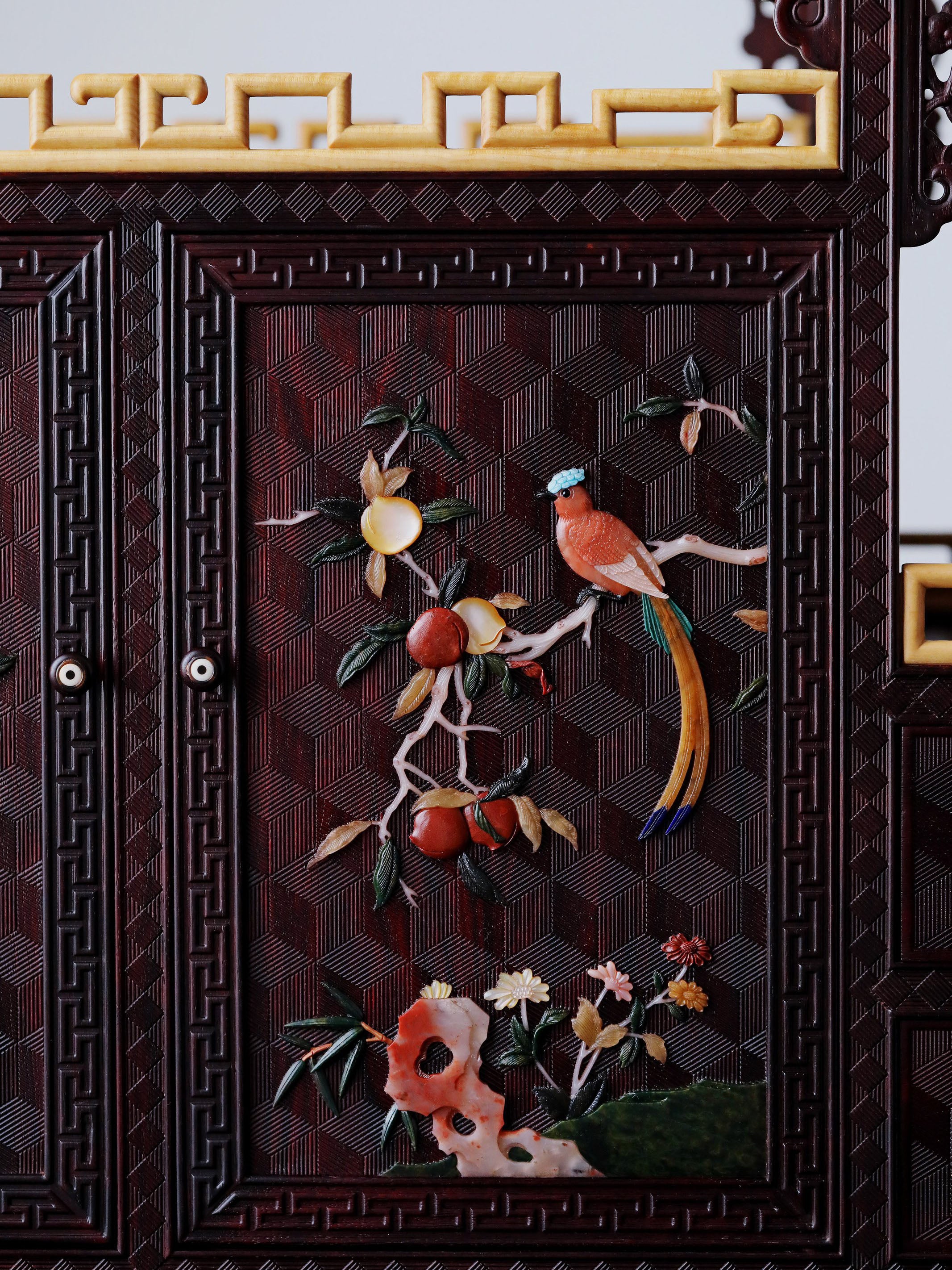 Small-leaf sandalwood inlaid table with antique display shelf