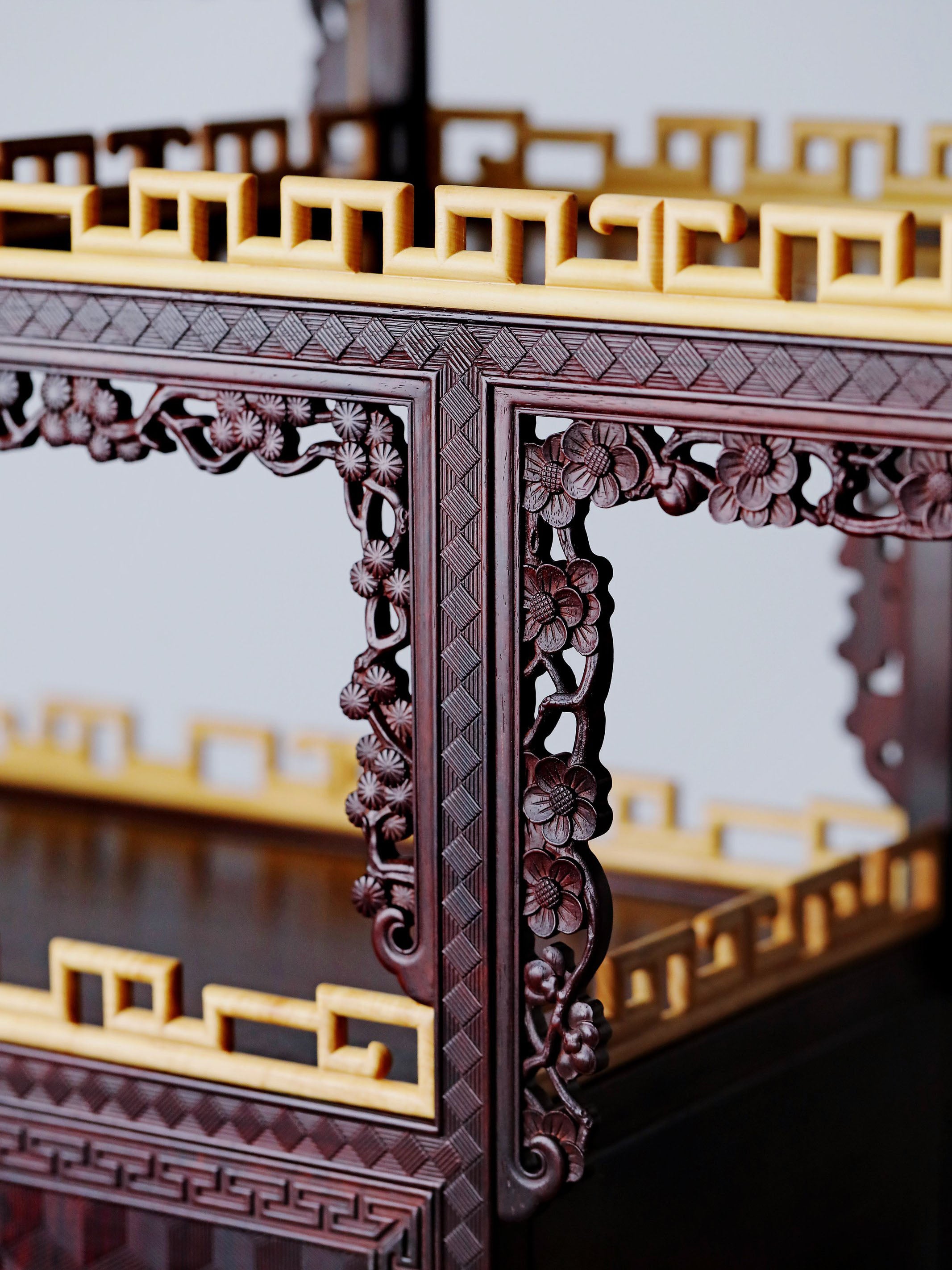Small-leaf sandalwood inlaid table with antique display shelf