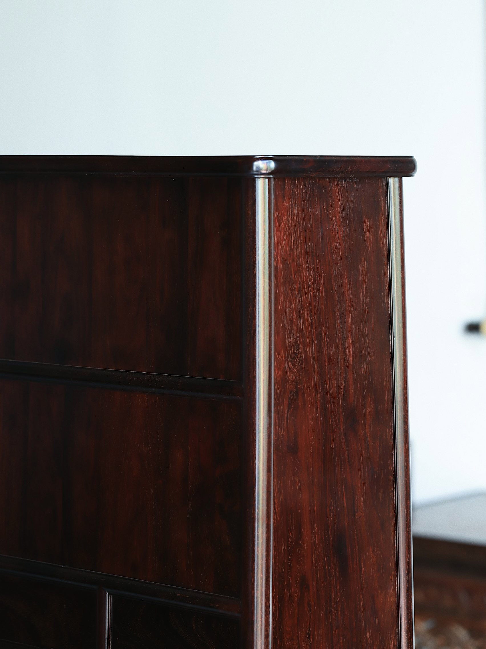 Rosewood inlaid with burl wood and other precious materials, rounded corner sideboard for tea.