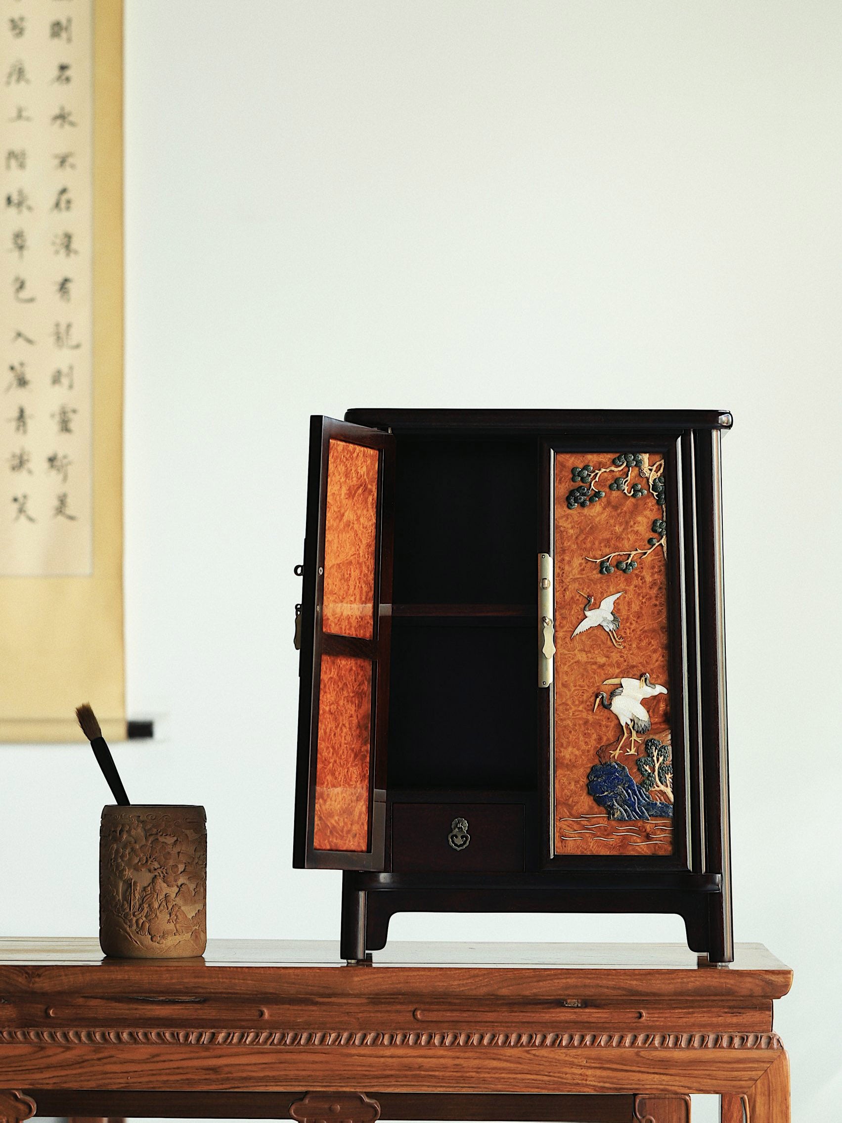Rosewood inlaid with burl wood and other precious materials, rounded corner sideboard for tea.