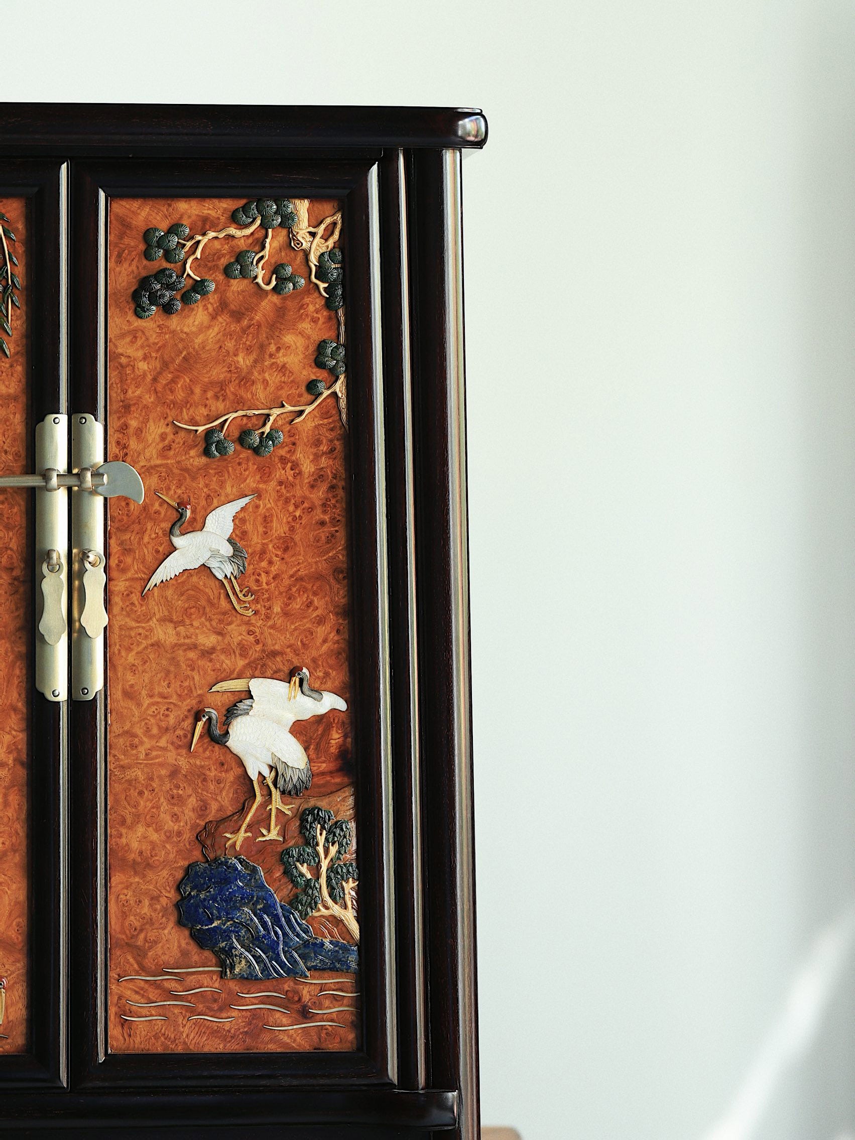 Rosewood inlaid with burl wood and other precious materials, rounded corner sideboard for tea.