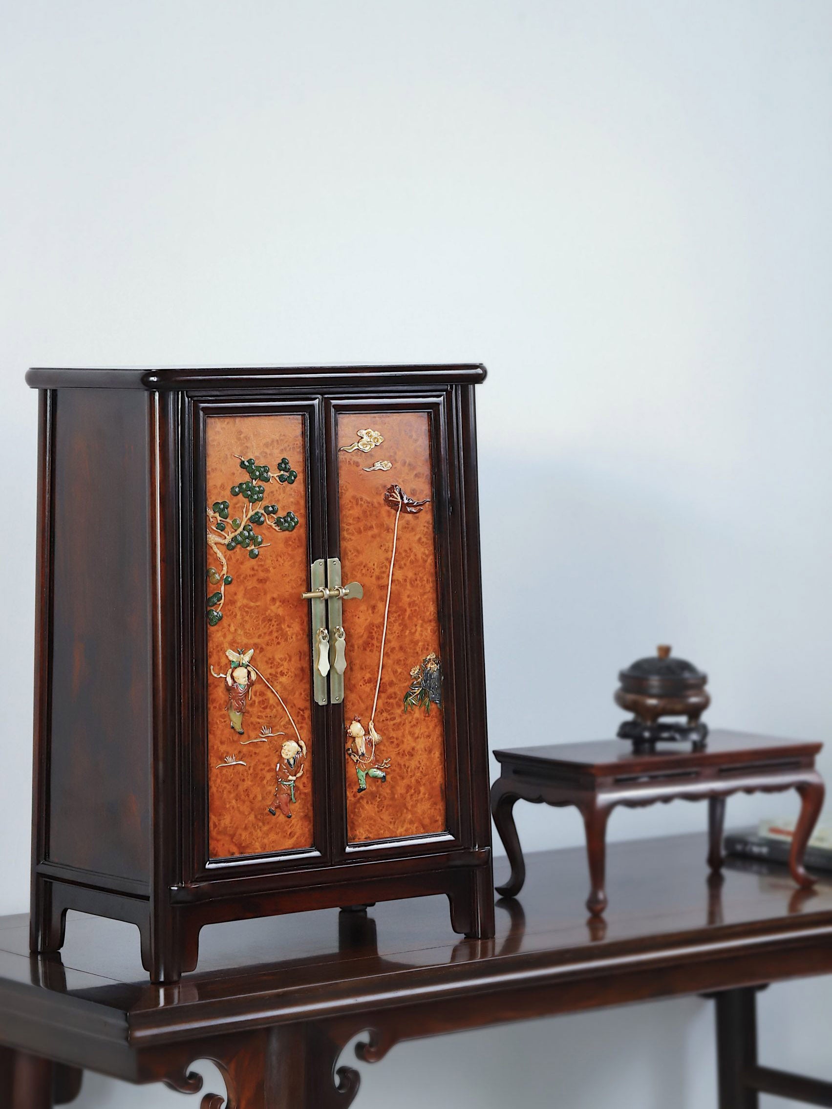 Rosewood inlaid with burl wood and other precious materials, rounded corner sideboard for tea.