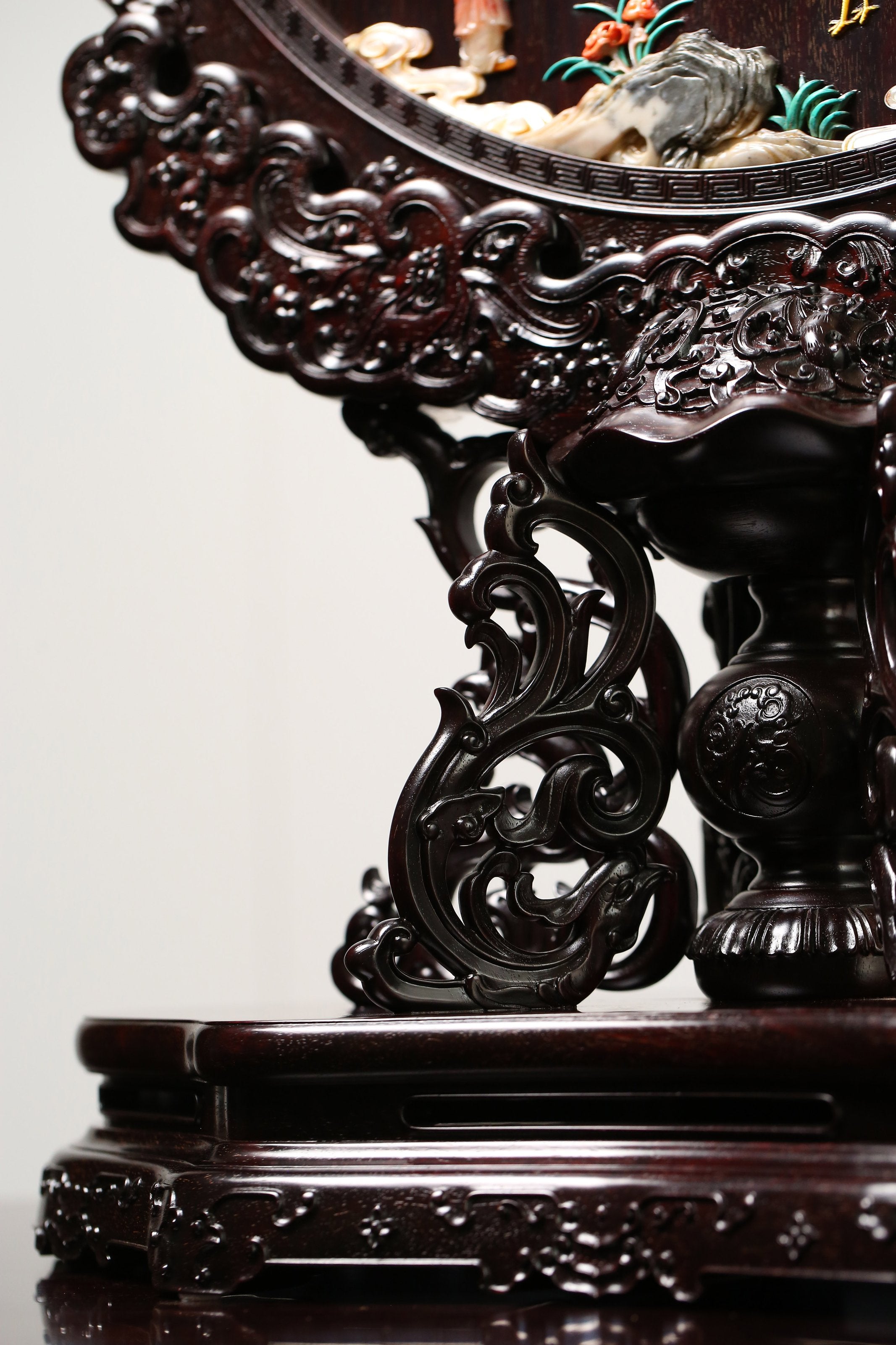 A Zitan Screen Inlaid with Treasures and Featuring a High-Ranking Official