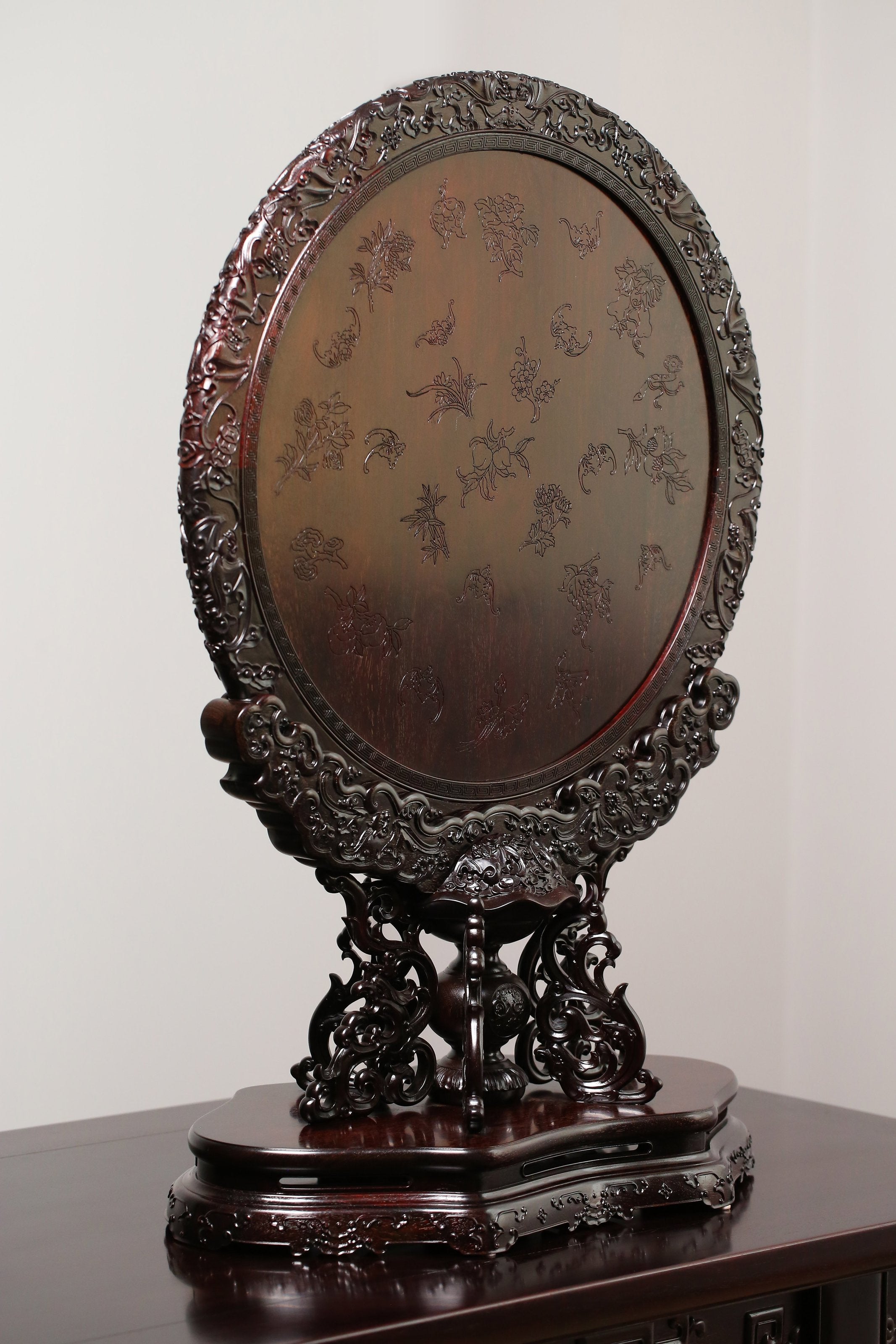 A Zitan Screen Inlaid with Treasures and Featuring a High-Ranking Official