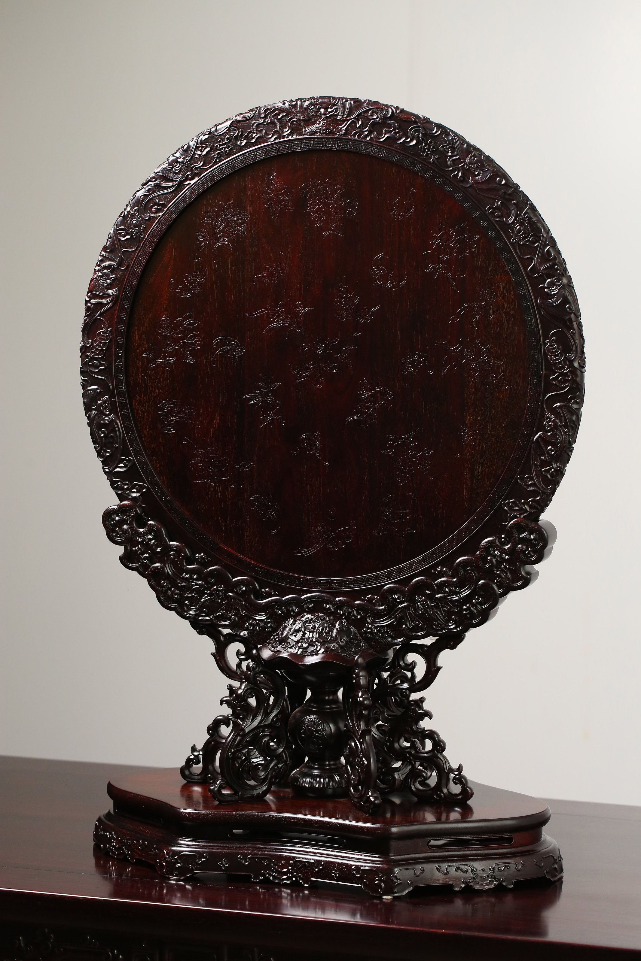 A Zitan Screen Inlaid with Treasures and Featuring a High-Ranking Official