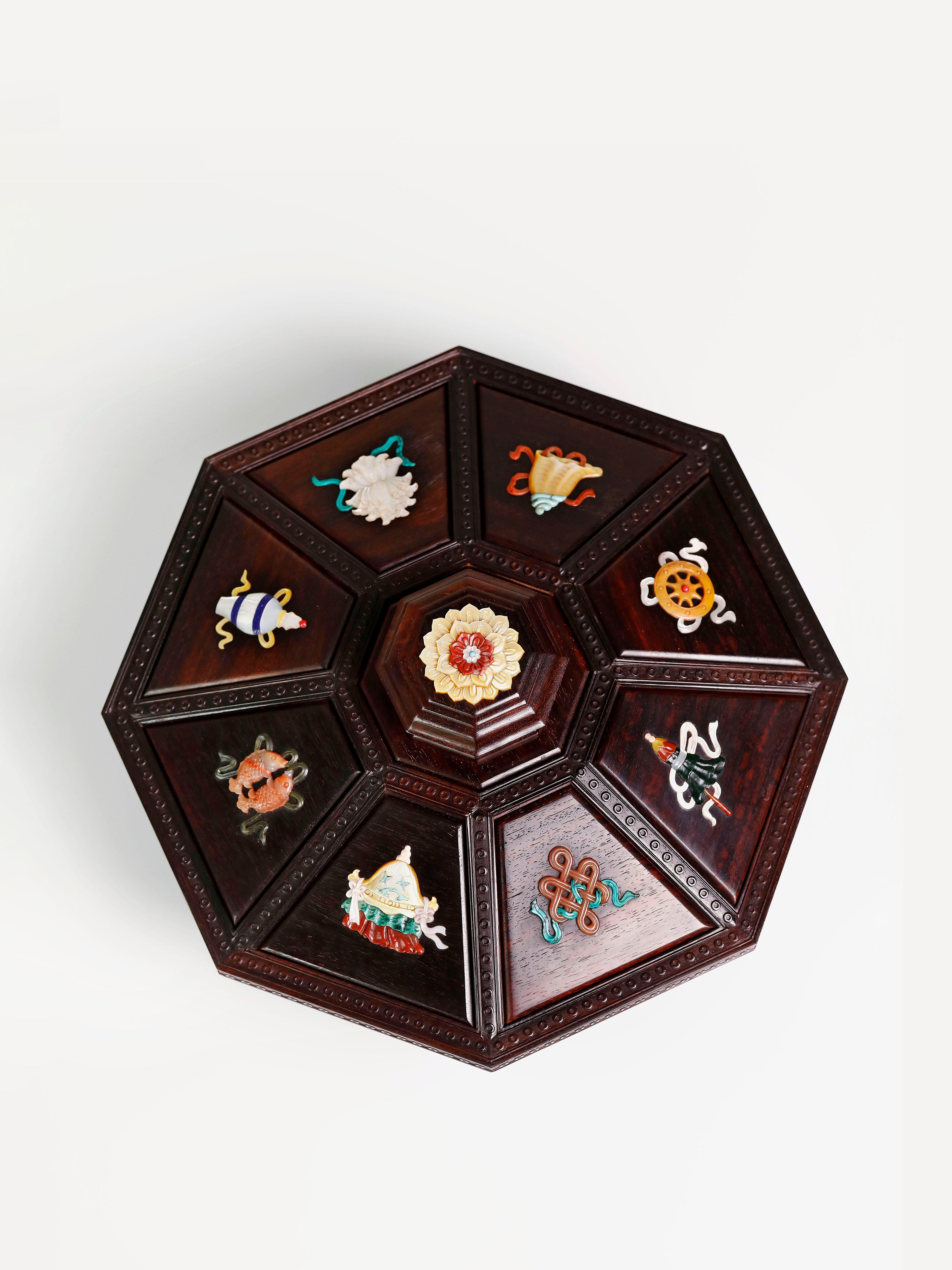 Small-leaf sandalwood inlaid eight-treasure fruit box