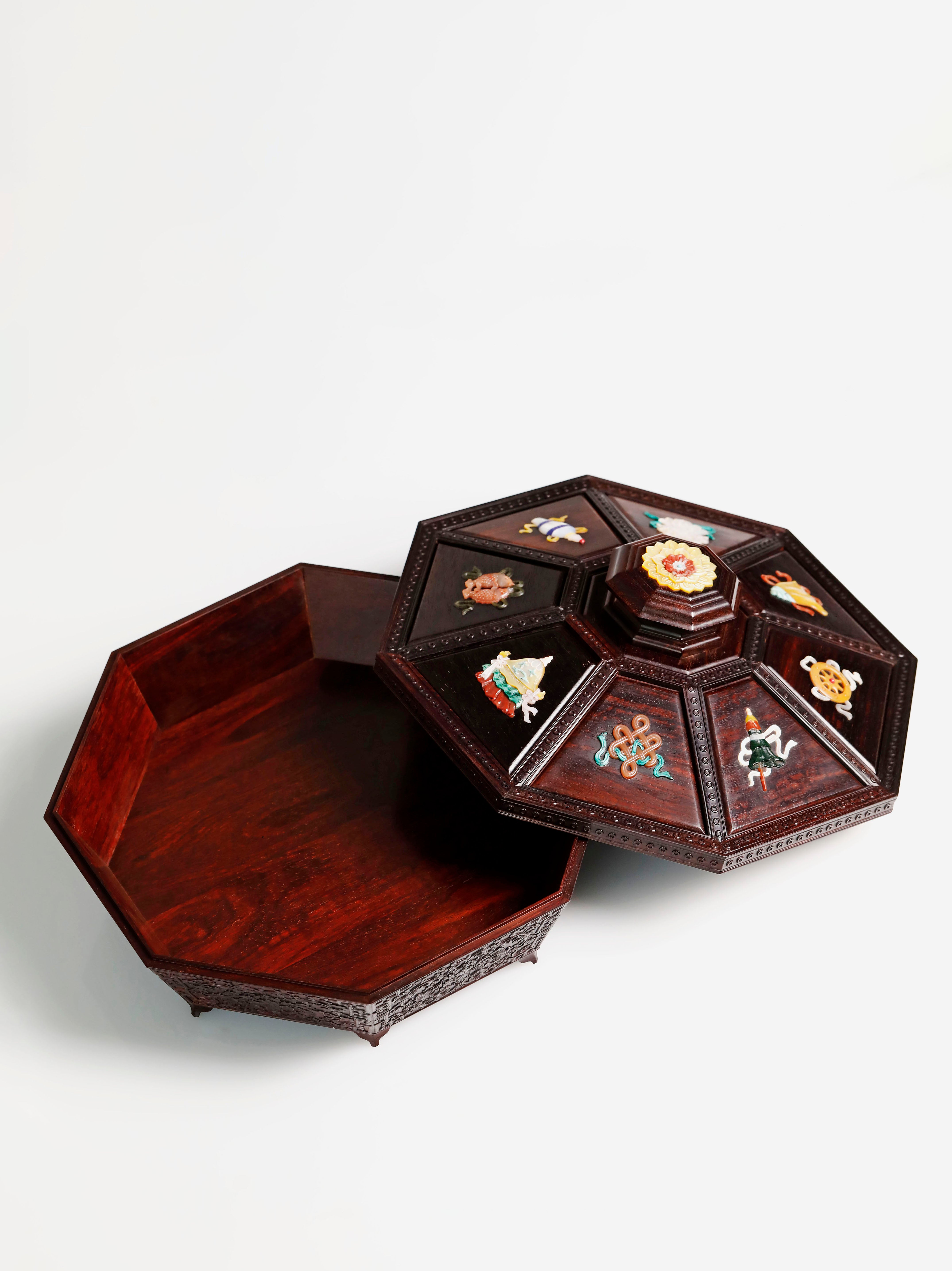 Small-leaf sandalwood inlaid eight-treasure fruit box